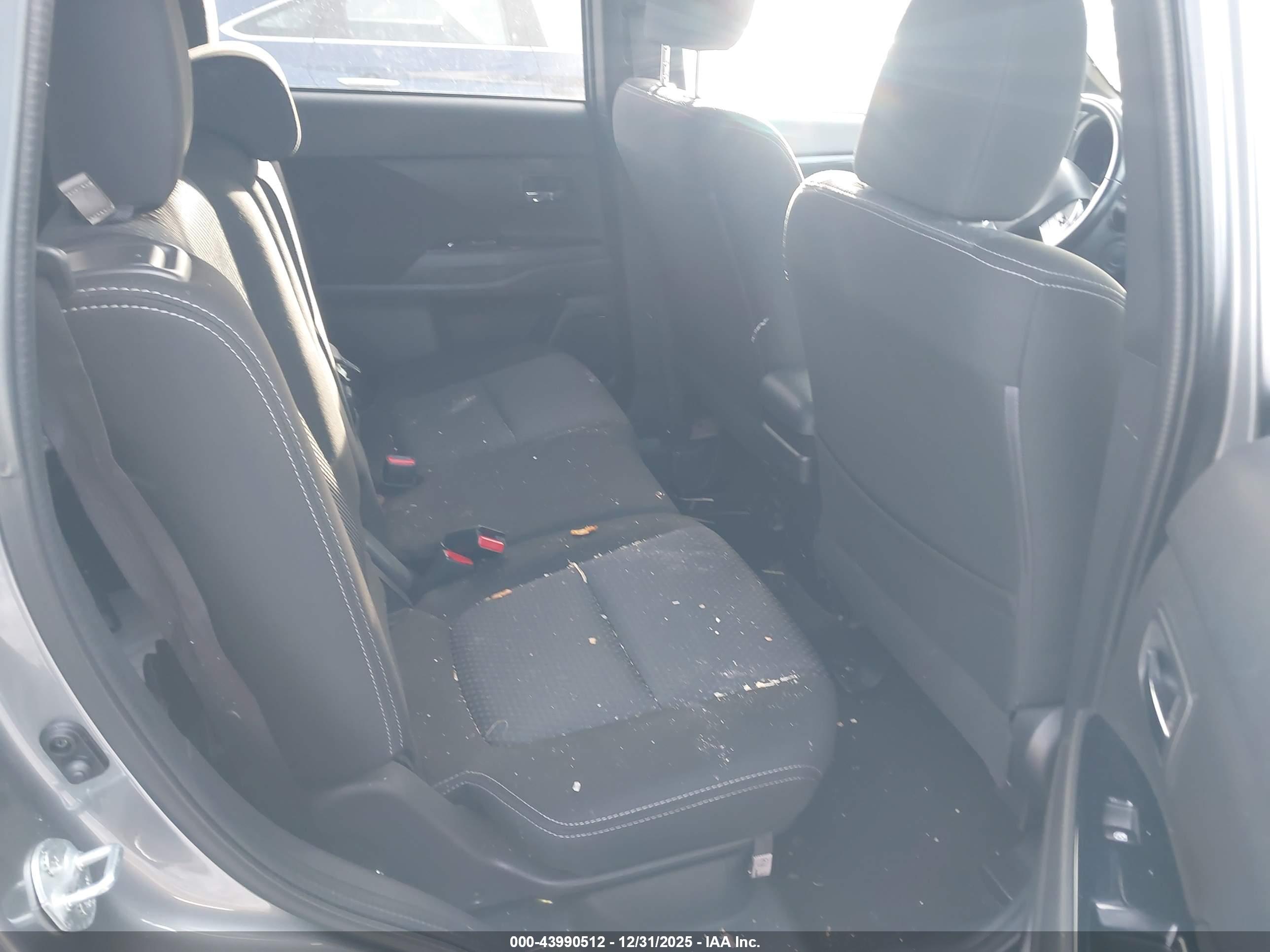 MITSUBISHI OUTLANDER image 8