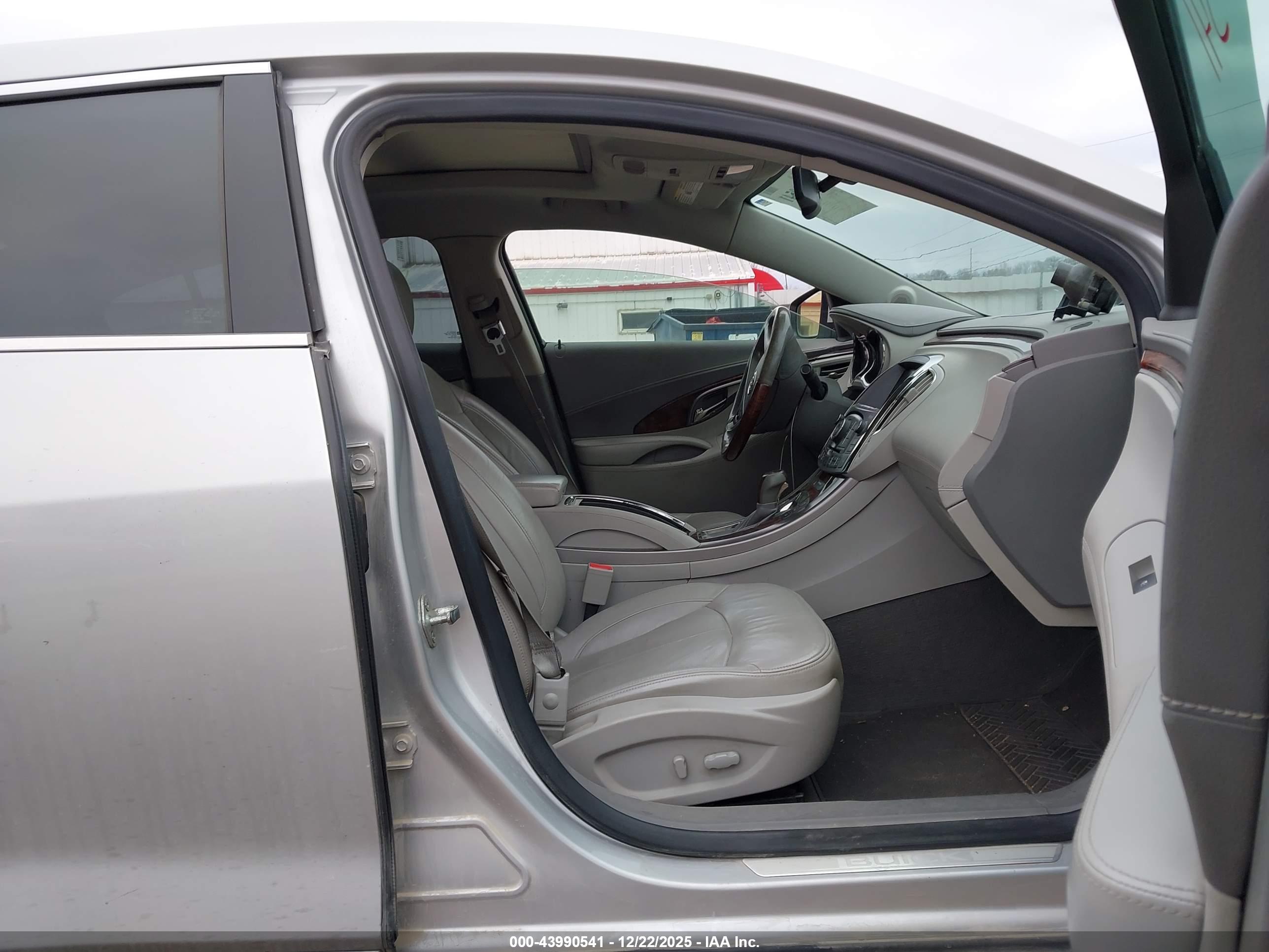BUICK LACROSSE image 5