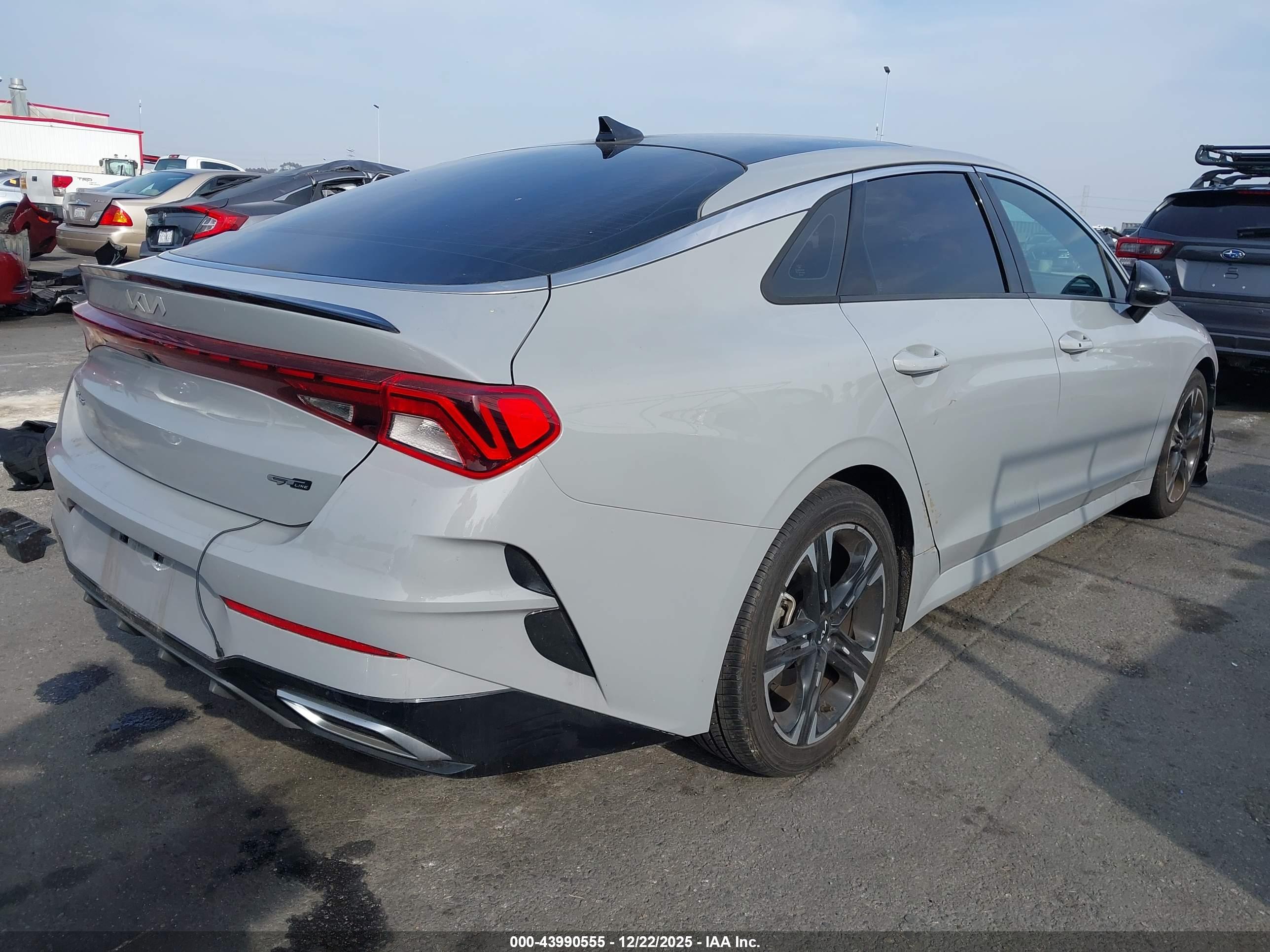KIA K5 image 4