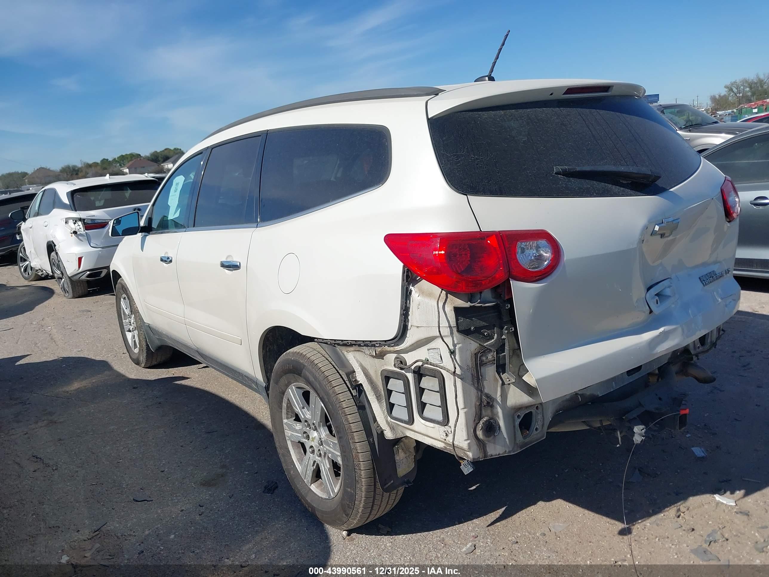 CHEVROLET TRAVERSE image 3