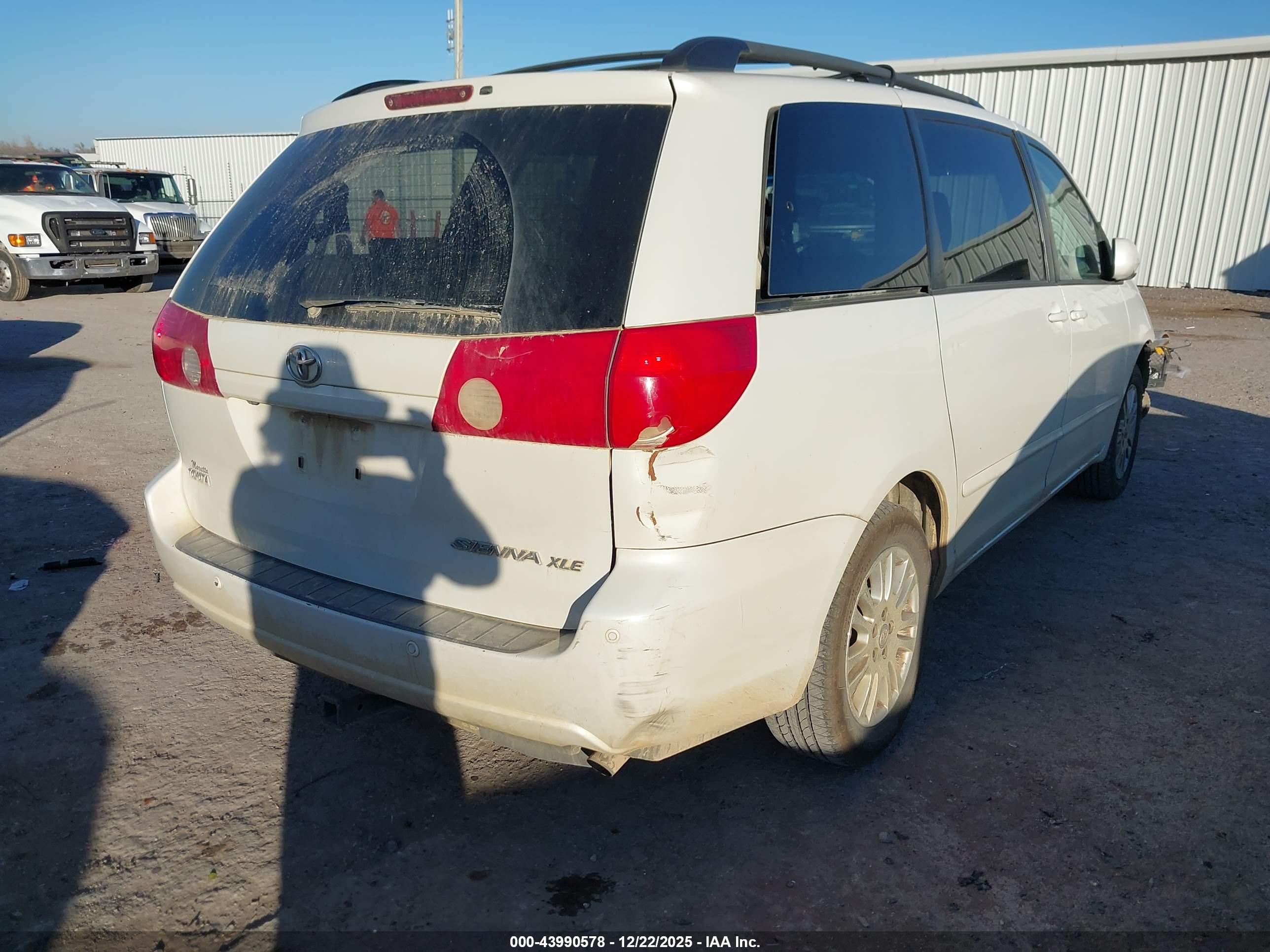 TOYOTA SIENNA image 4