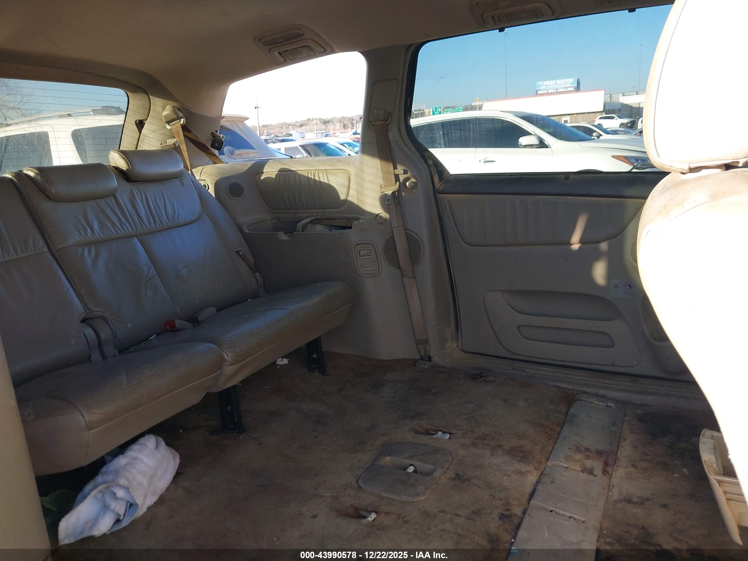 TOYOTA SIENNA image 8