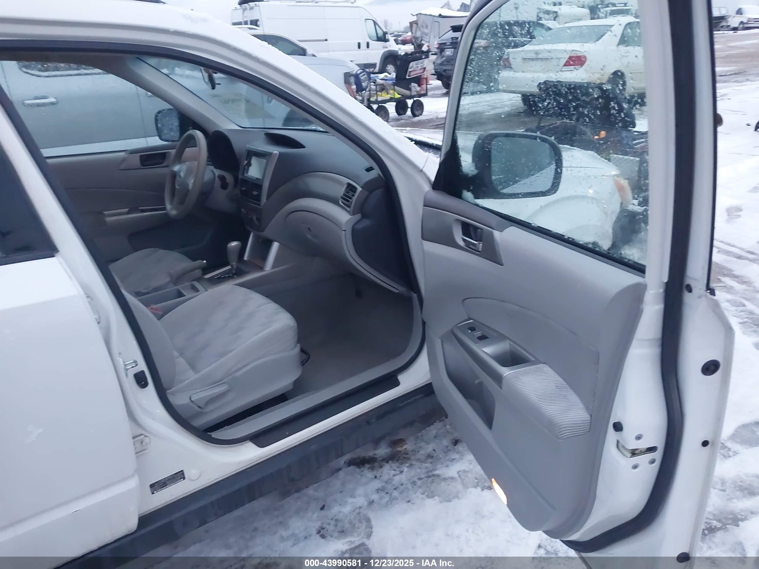 SUBARU FORESTER image 5
