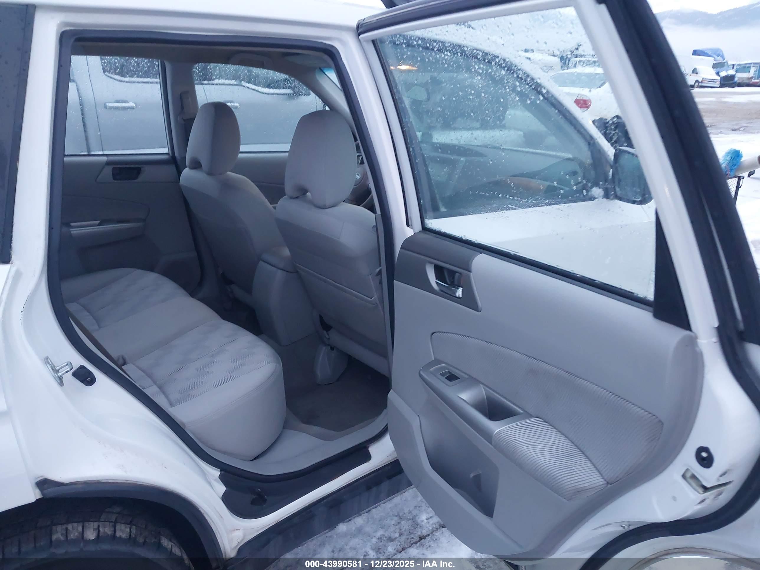 SUBARU FORESTER image 8