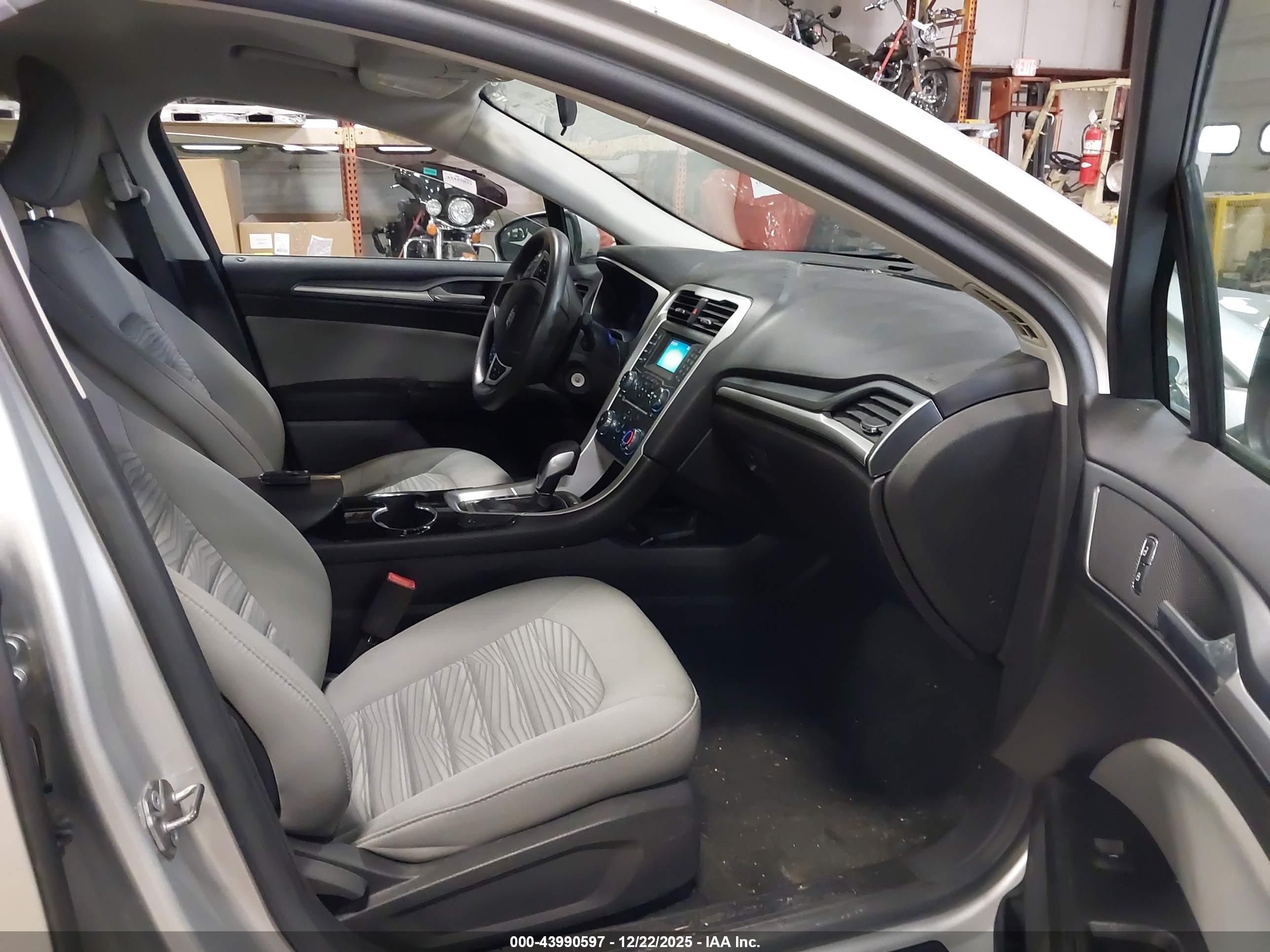 FORD FUSION image 5