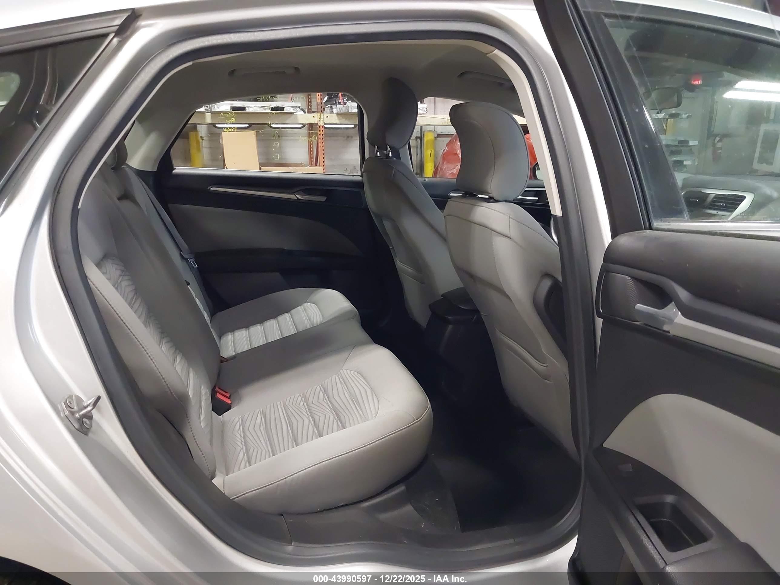 FORD FUSION image 8