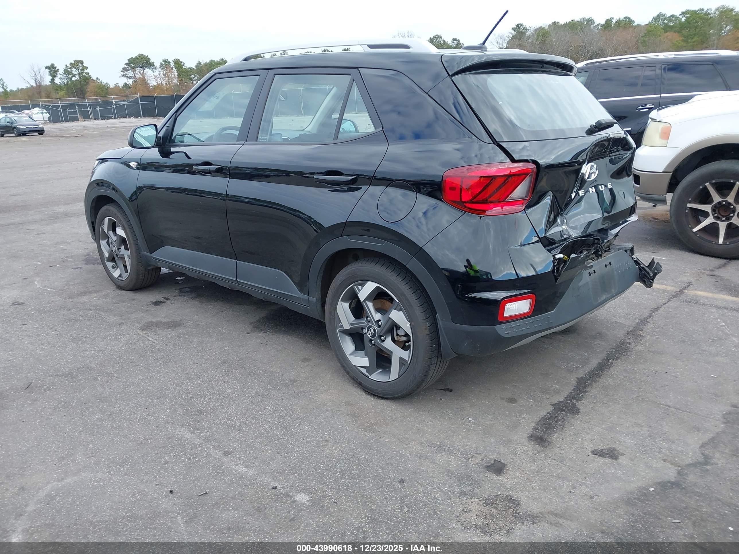 HYUNDAI VENUE image 3