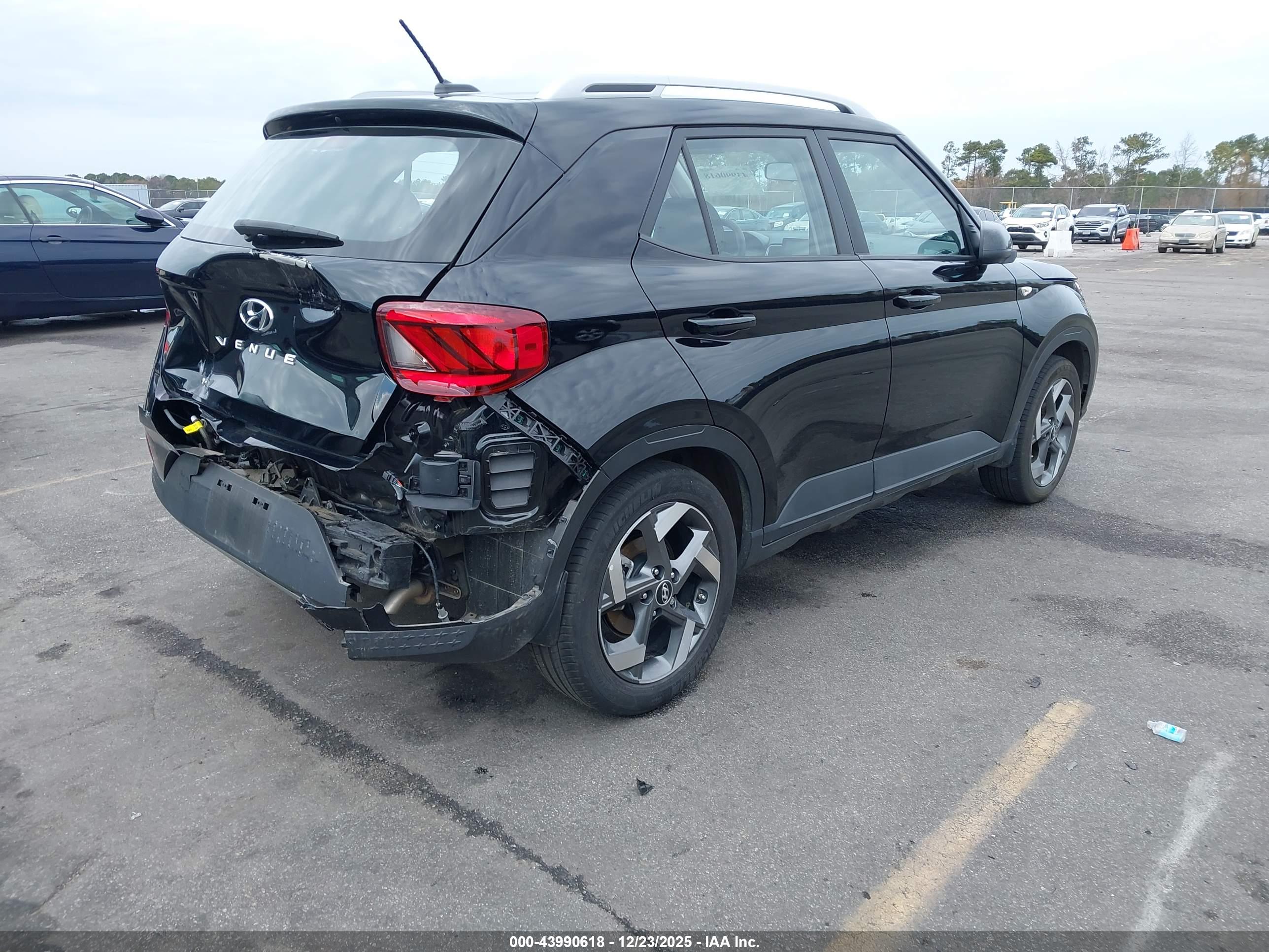HYUNDAI VENUE image 4