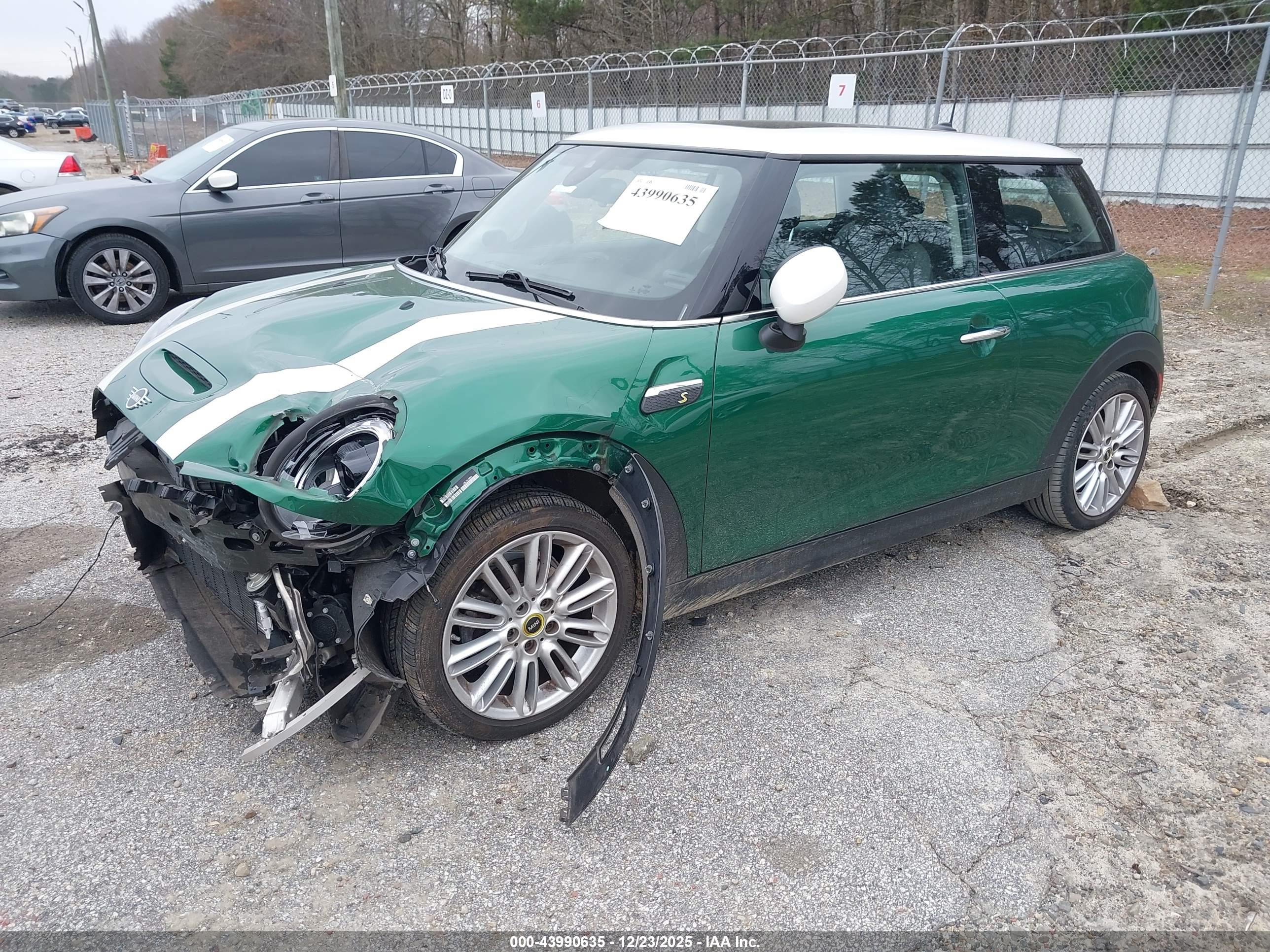 MINI SE image 2
