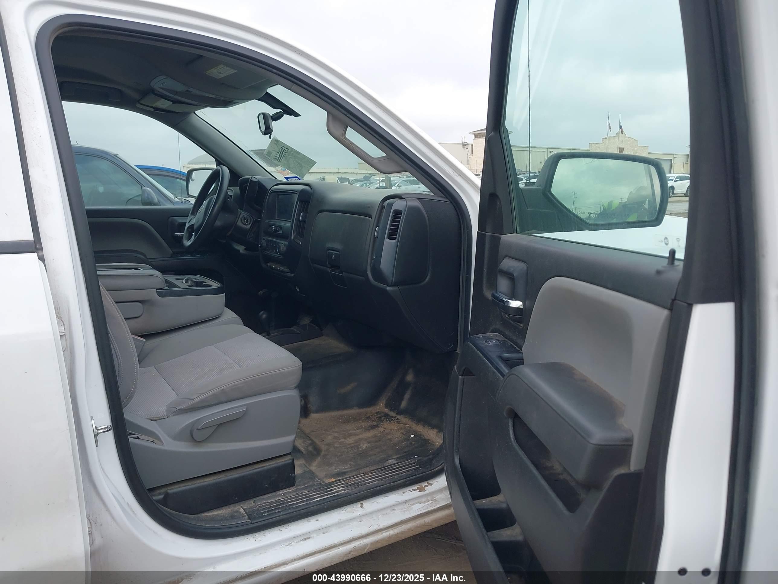 CHEVROLET SILVERADO image 5