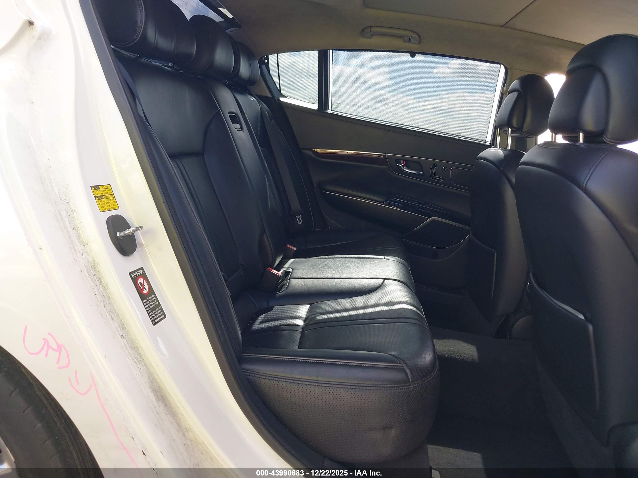 KIA K900 image 8