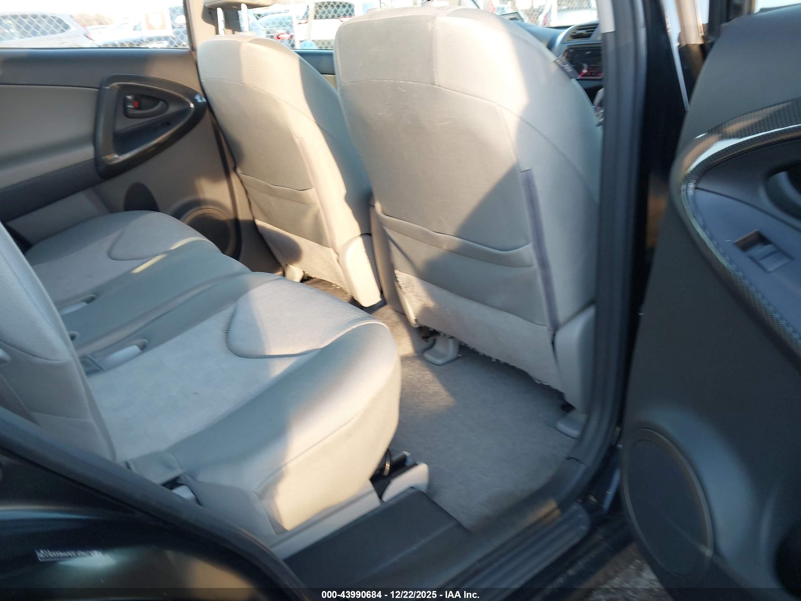 TOYOTA RAV4 image 8