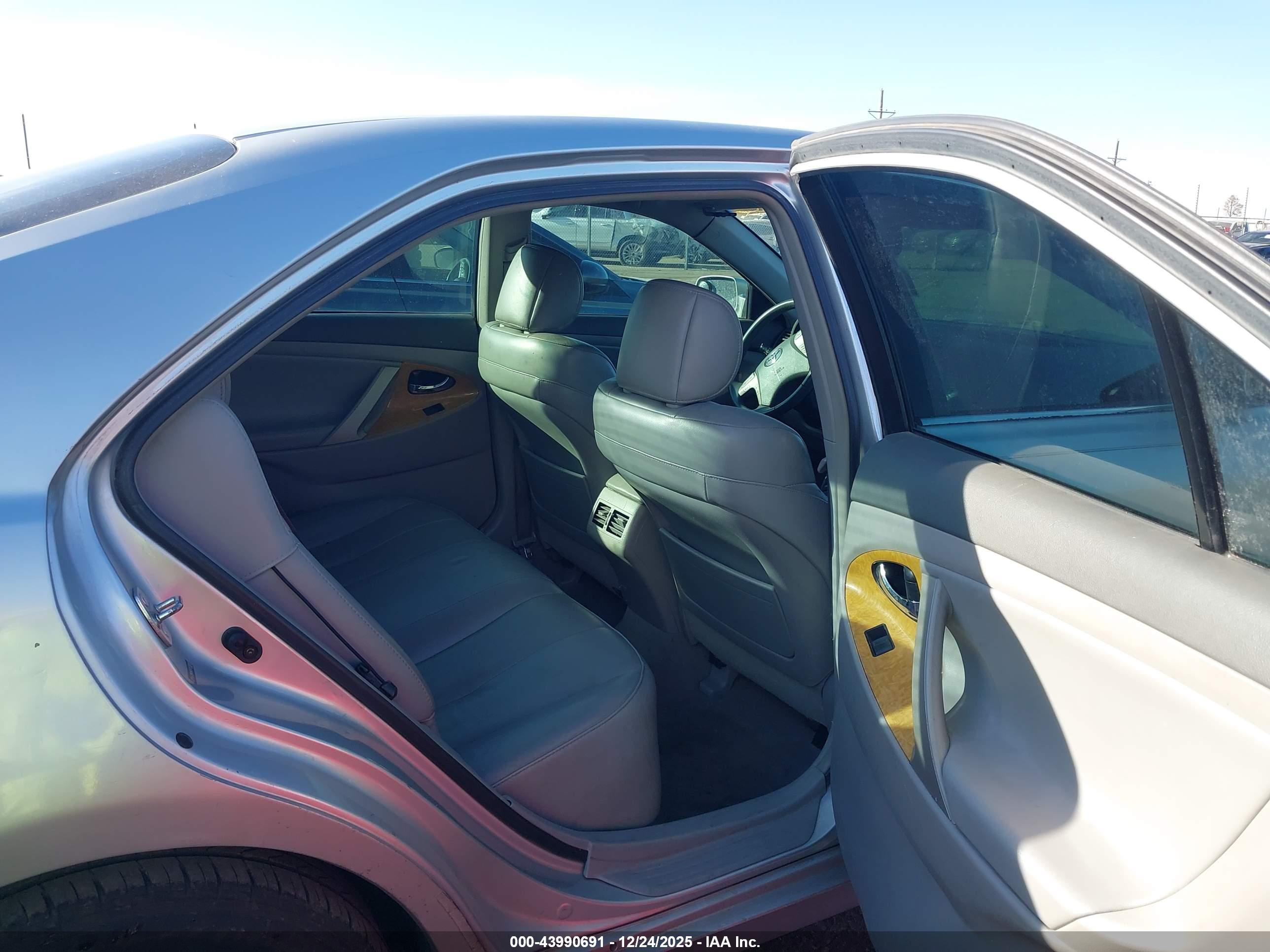 TOYOTA CAMRY image 8