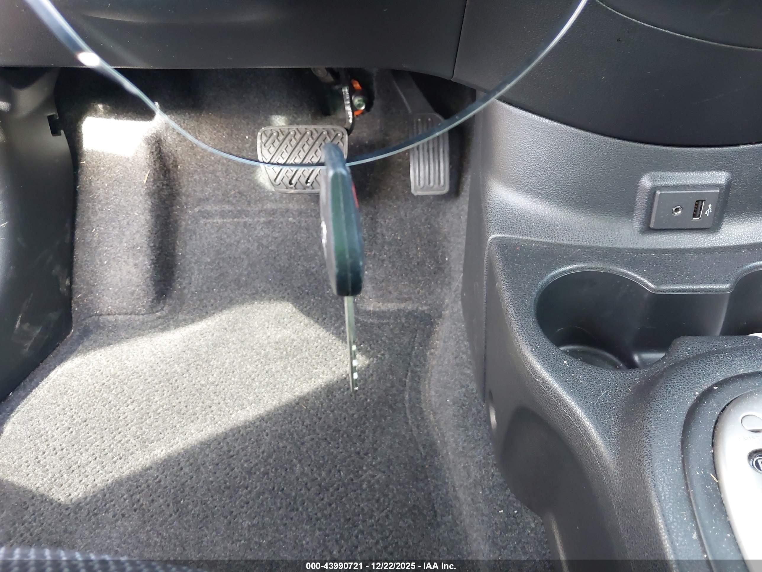 NISSAN VERSA image 11