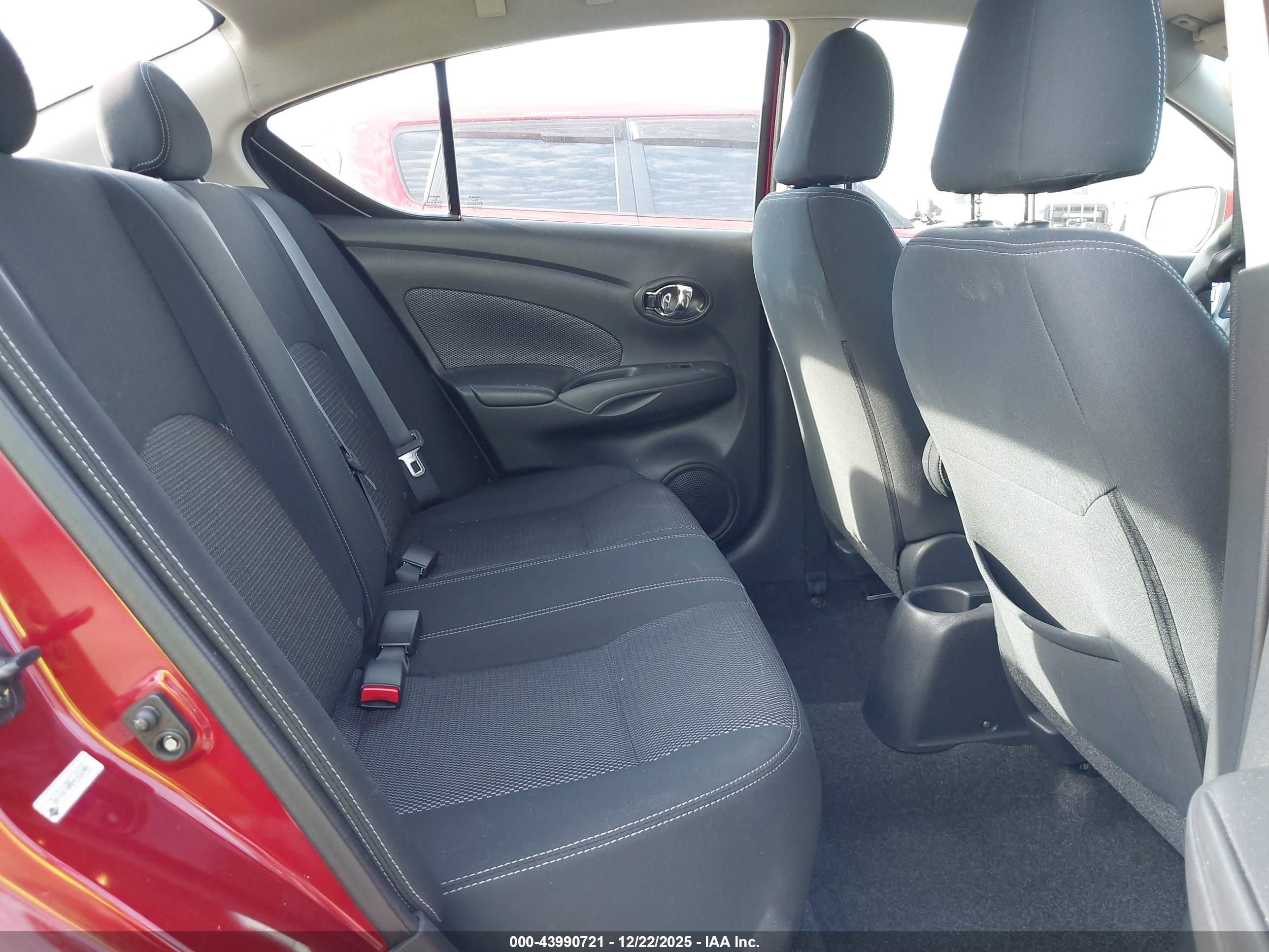 NISSAN VERSA image 8