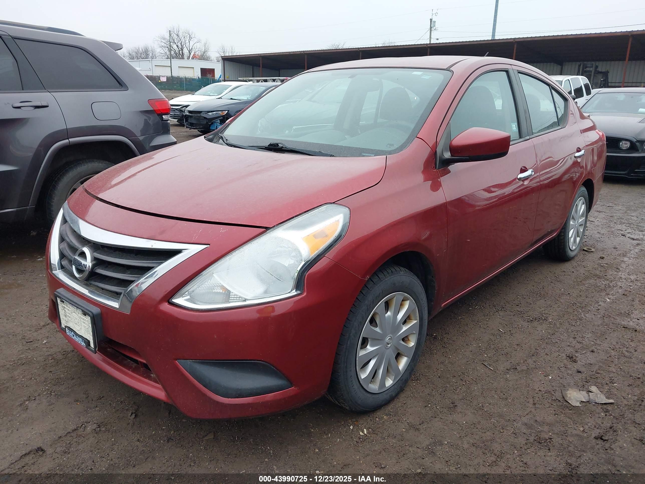 NISSAN VERSA image 2