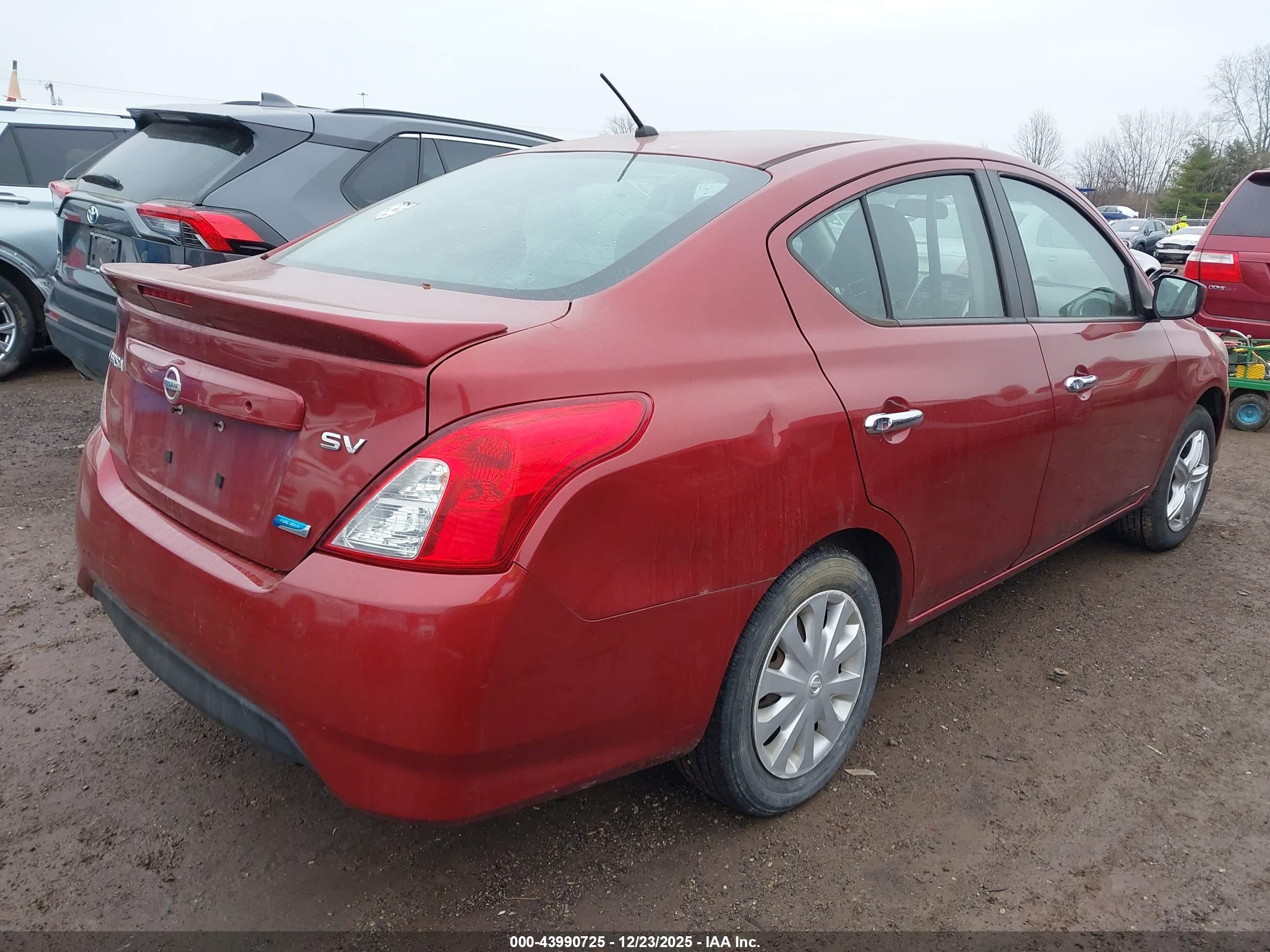 NISSAN VERSA image 4
