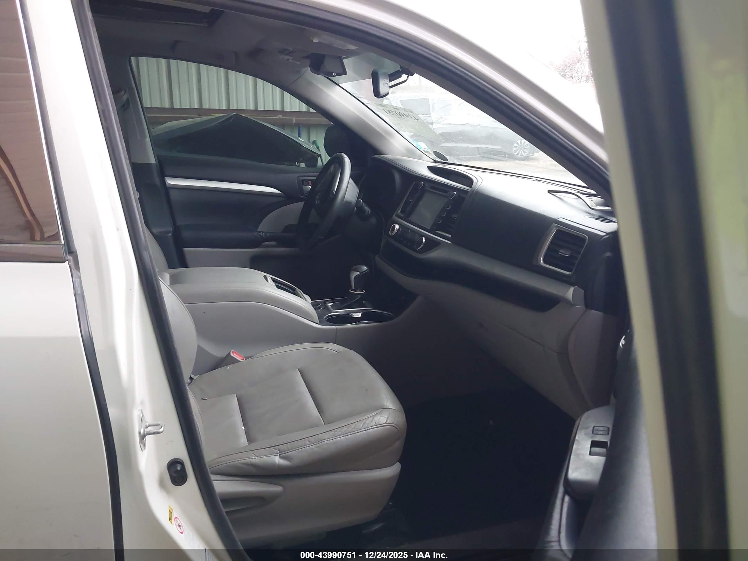 TOYOTA HIGHLANDER image 5