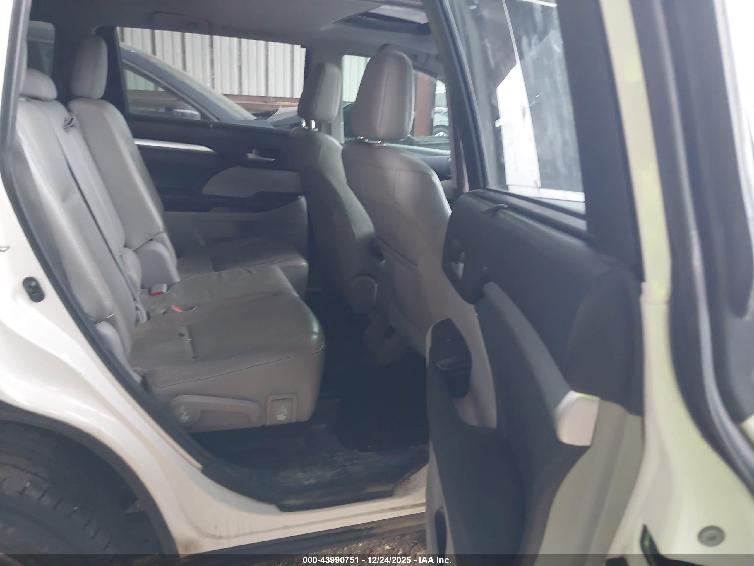 TOYOTA HIGHLANDER image 8