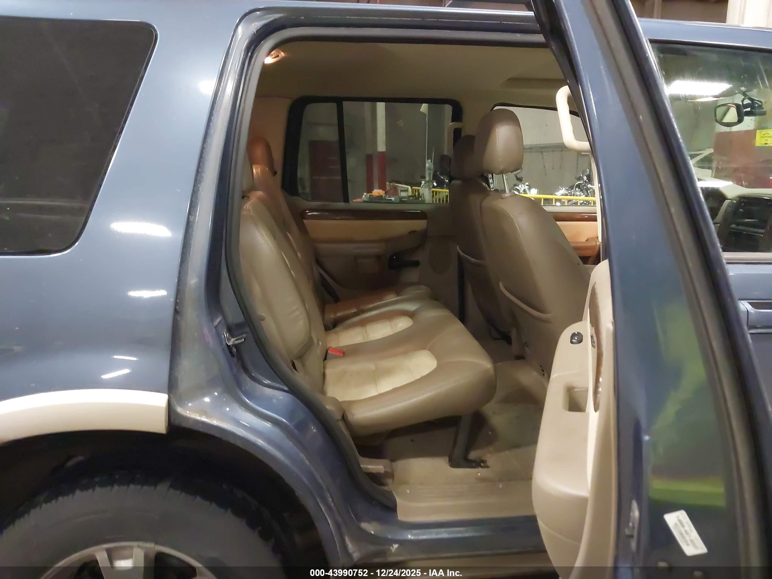 FORD EXPLORER image 8