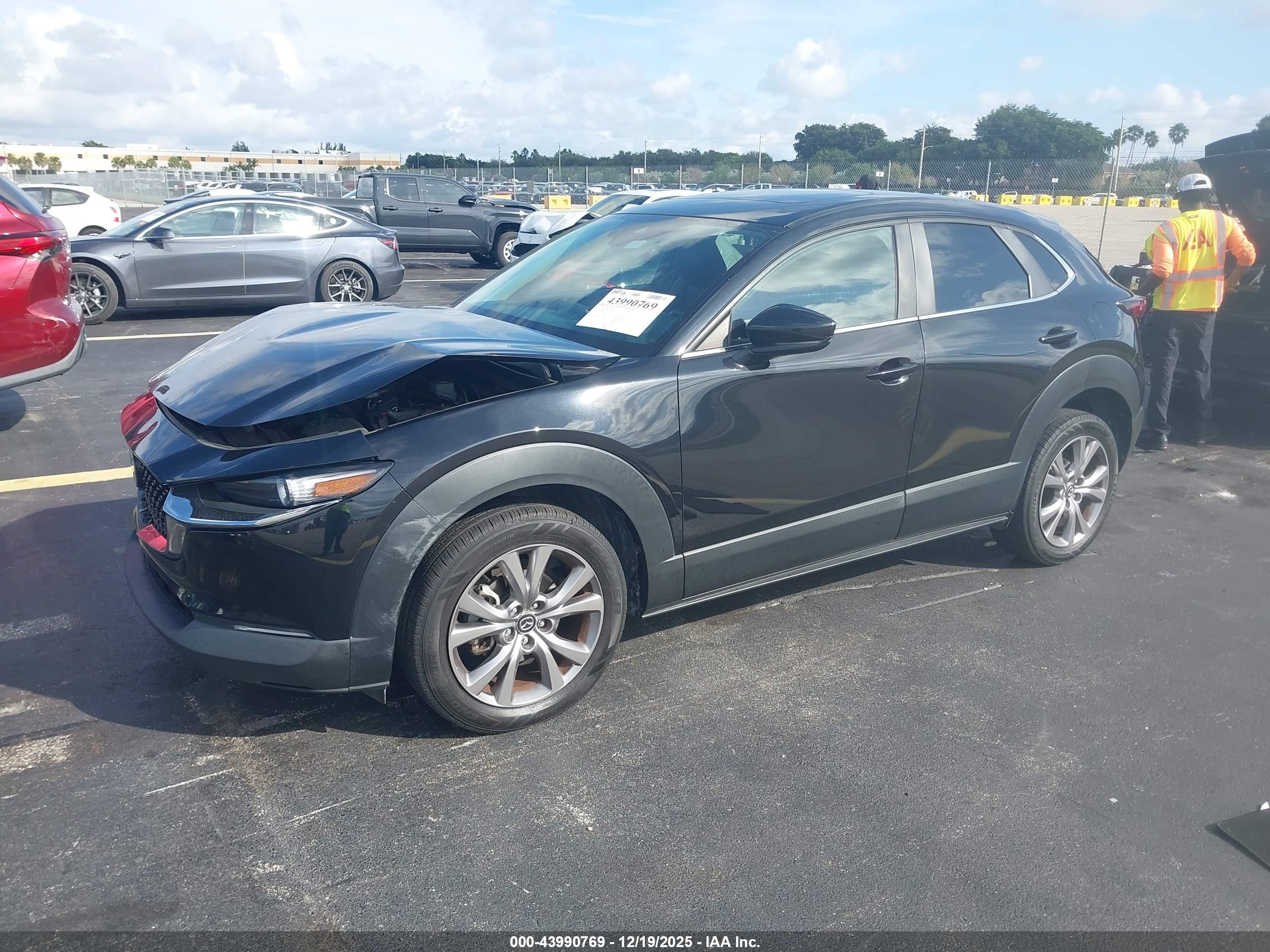 MAZDA CX-30 image 2