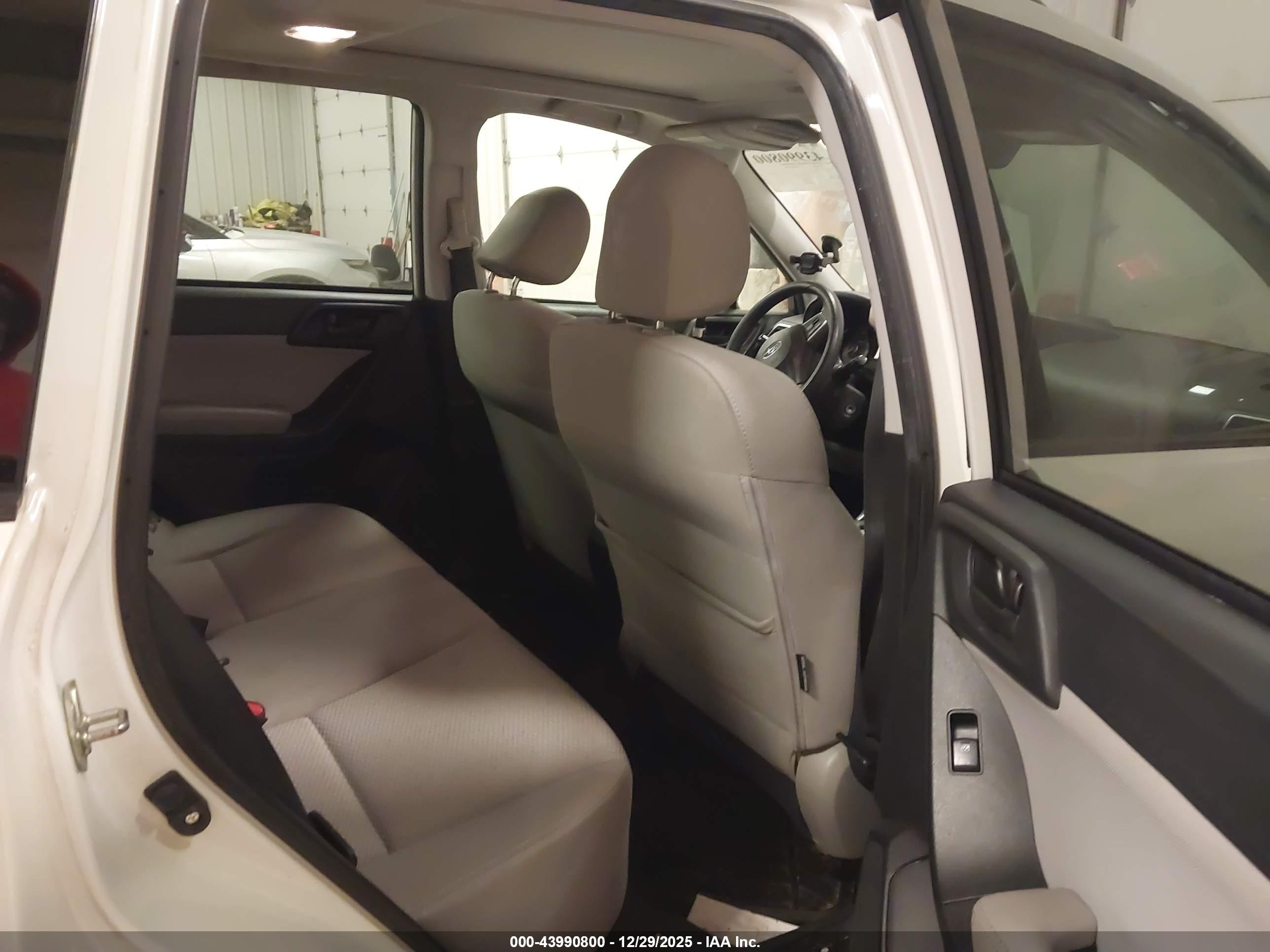 SUBARU FORESTER image 8