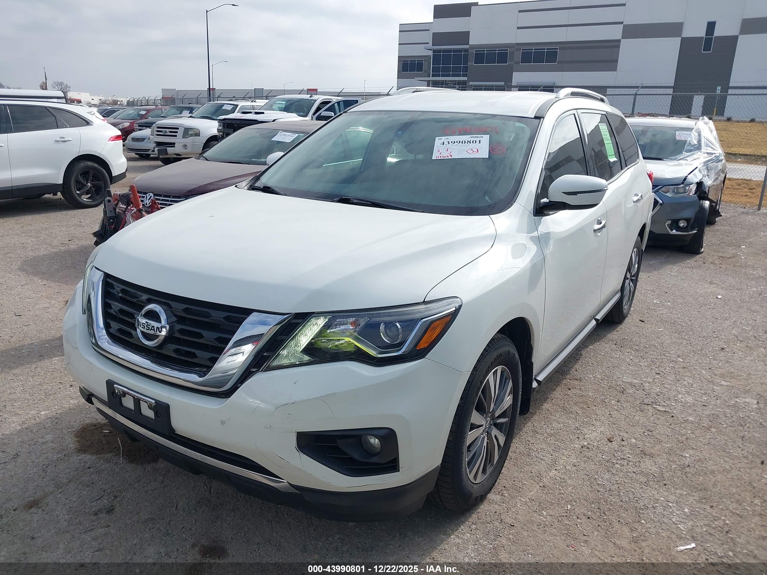NISSAN PATHFINDER image 2