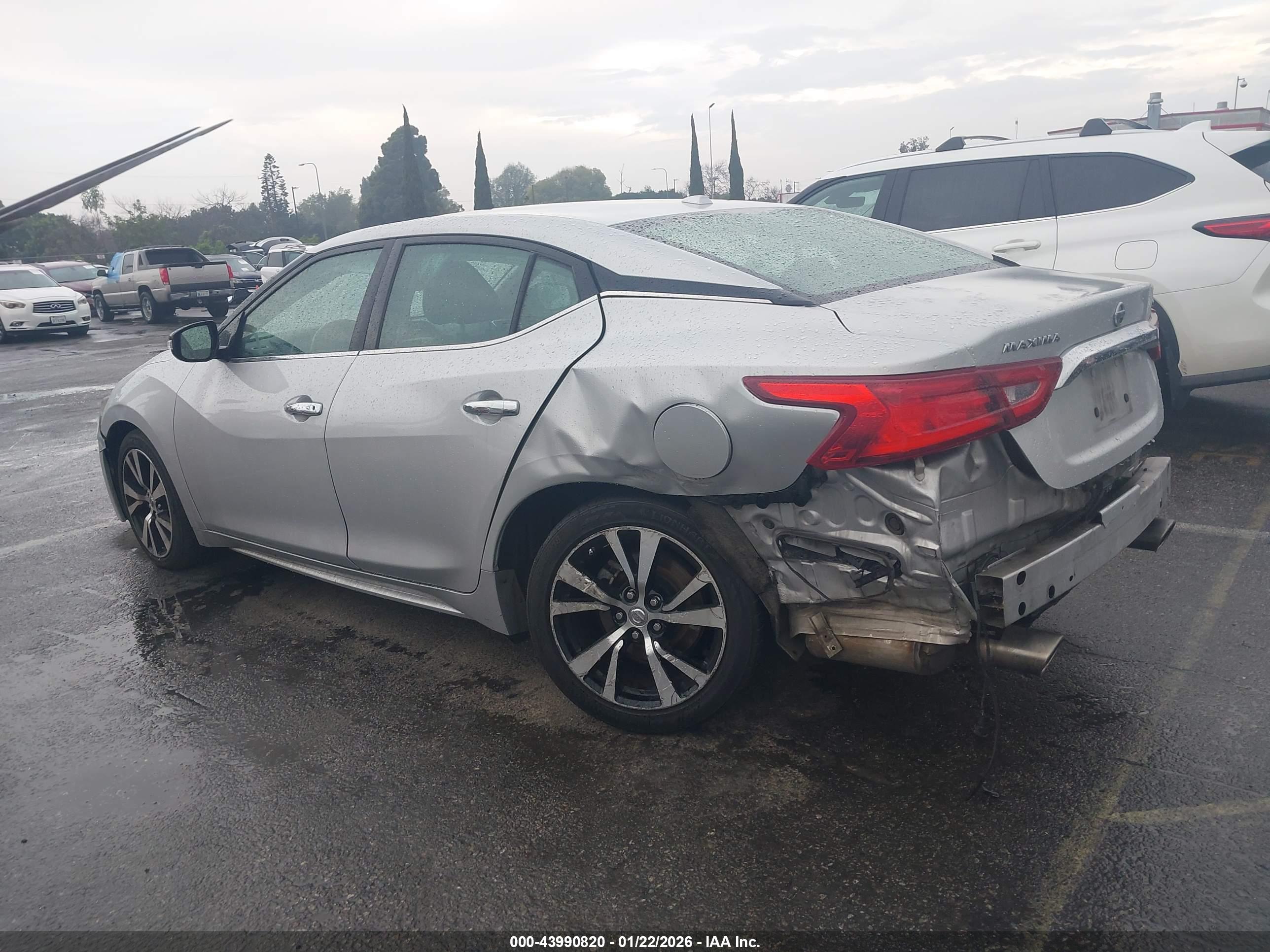 NISSAN MAXIMA image 3