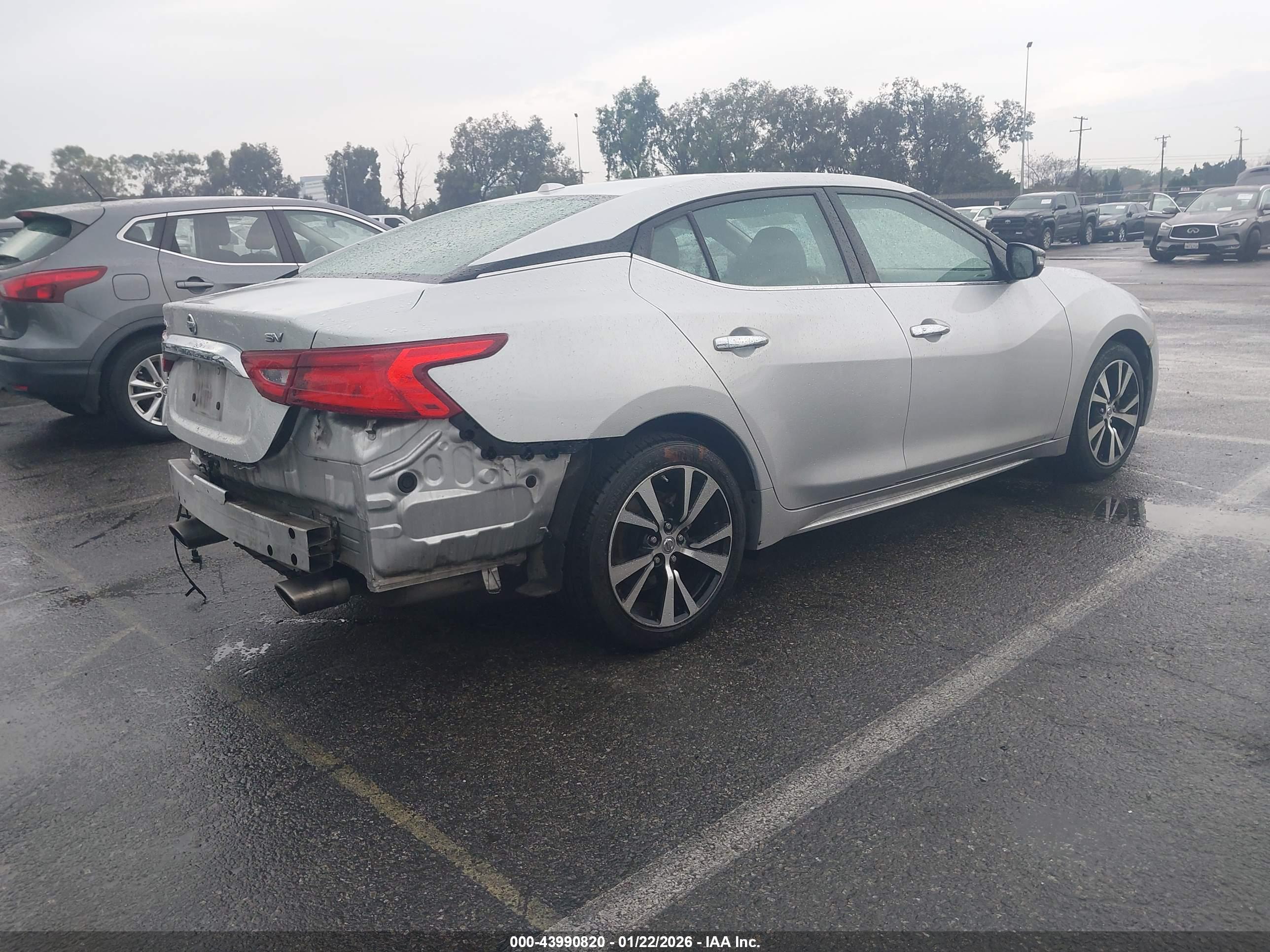 NISSAN MAXIMA image 4