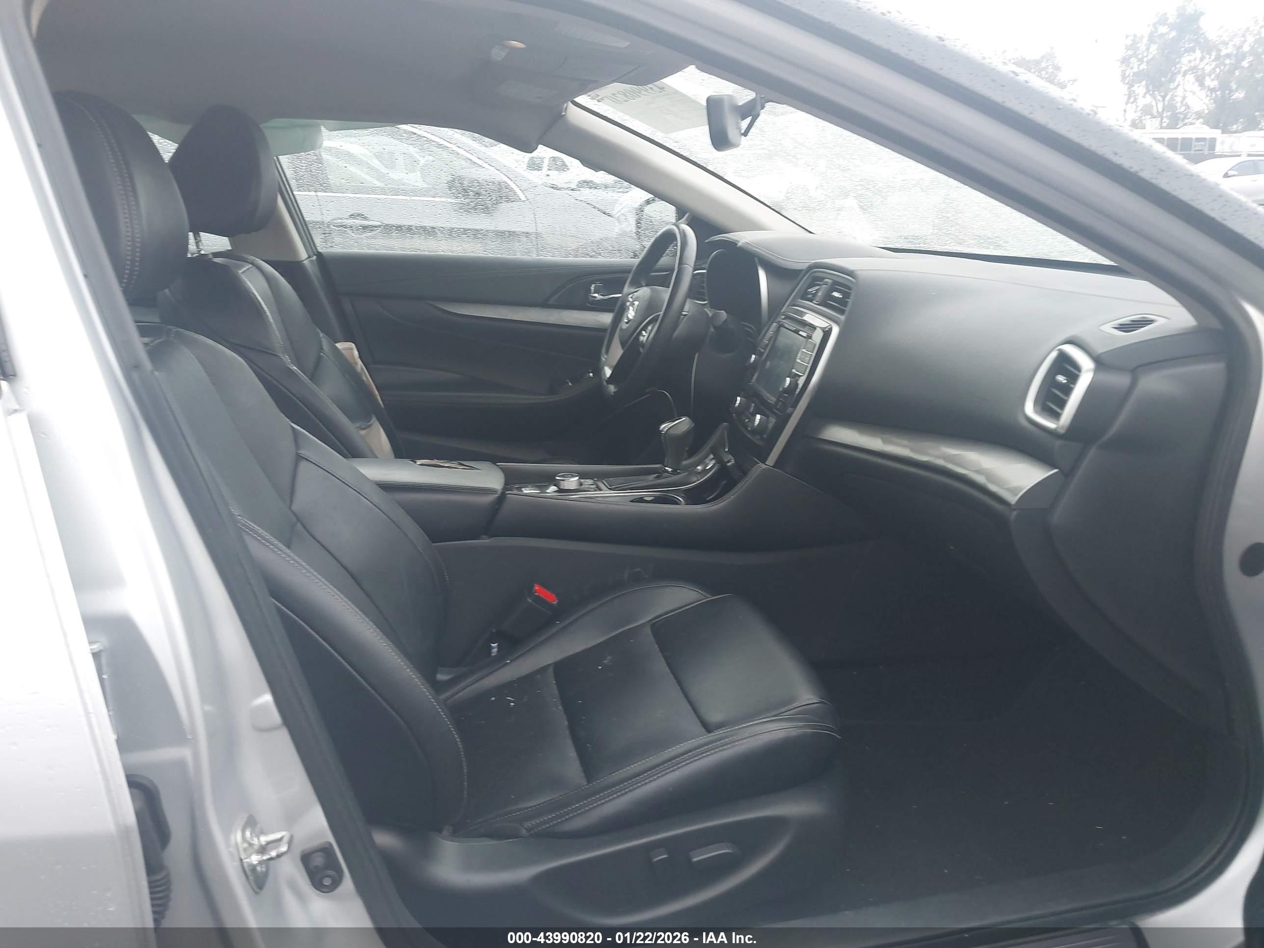 NISSAN MAXIMA image 5