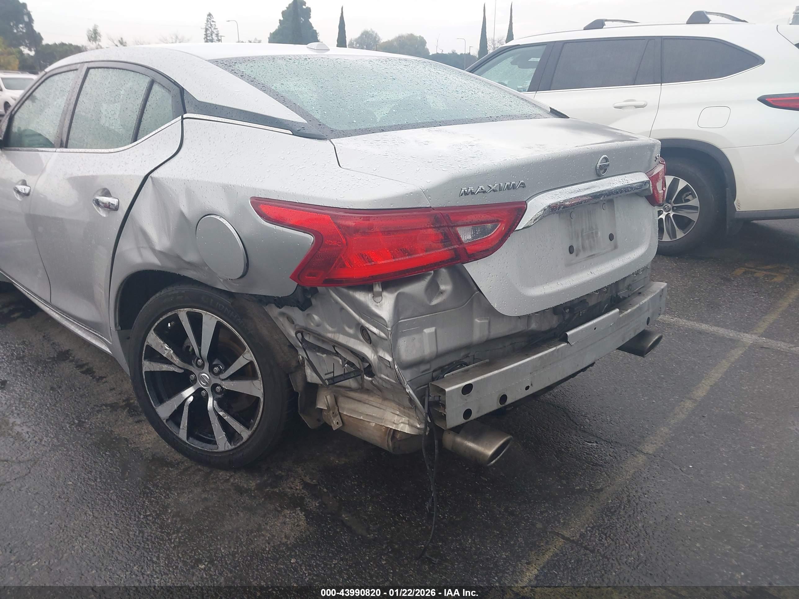 NISSAN MAXIMA image 6