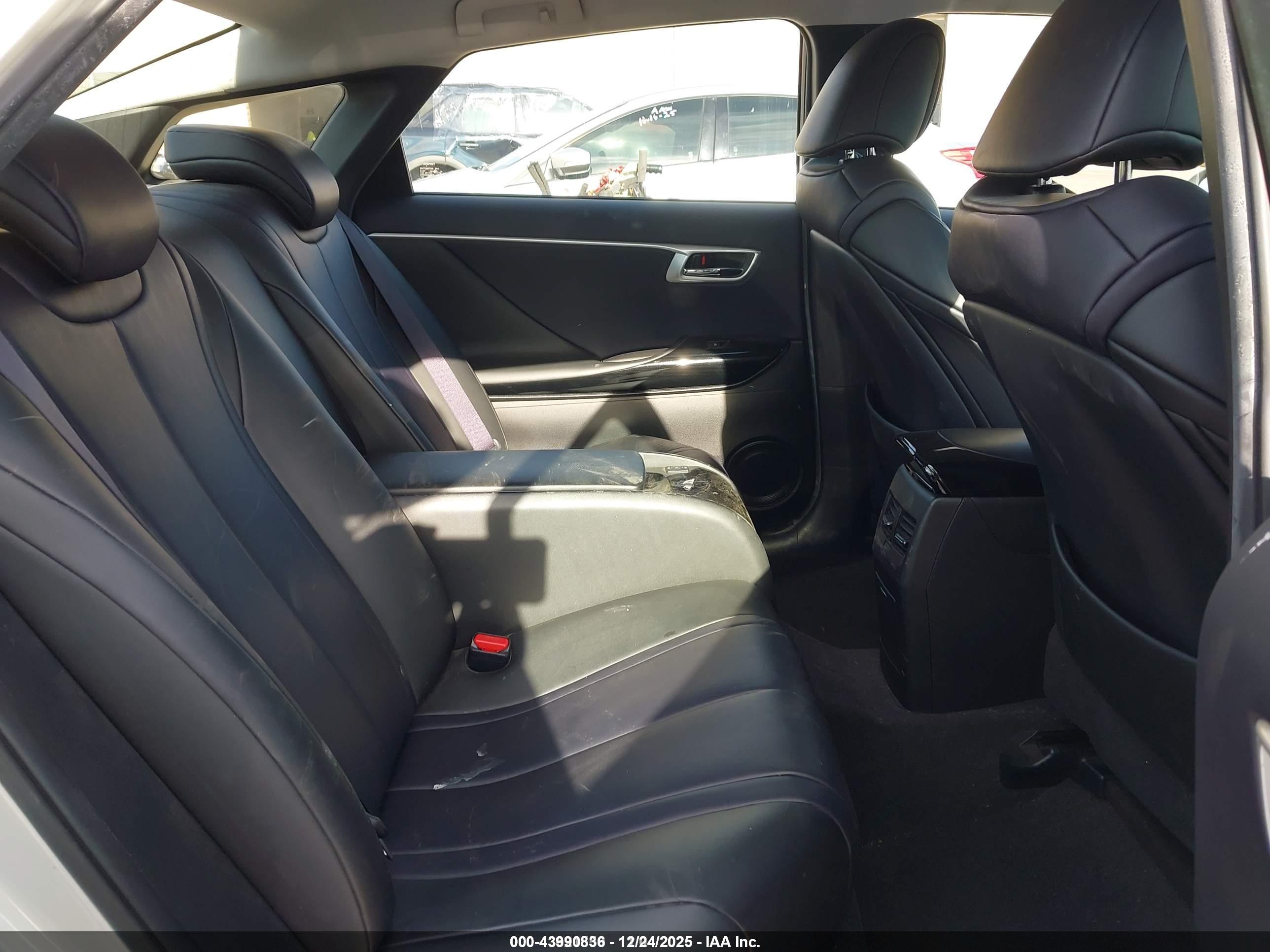 TOYOTA MIRAI image 8