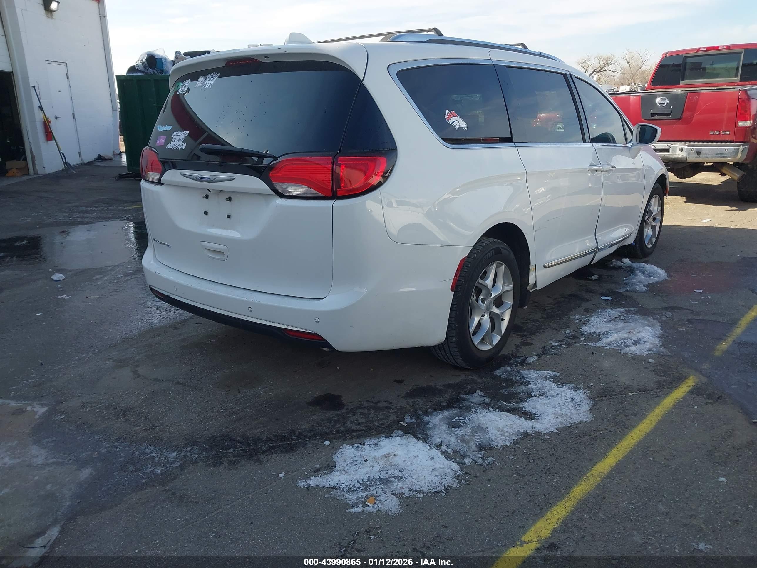 CHRYSLER PACIFICA image 4