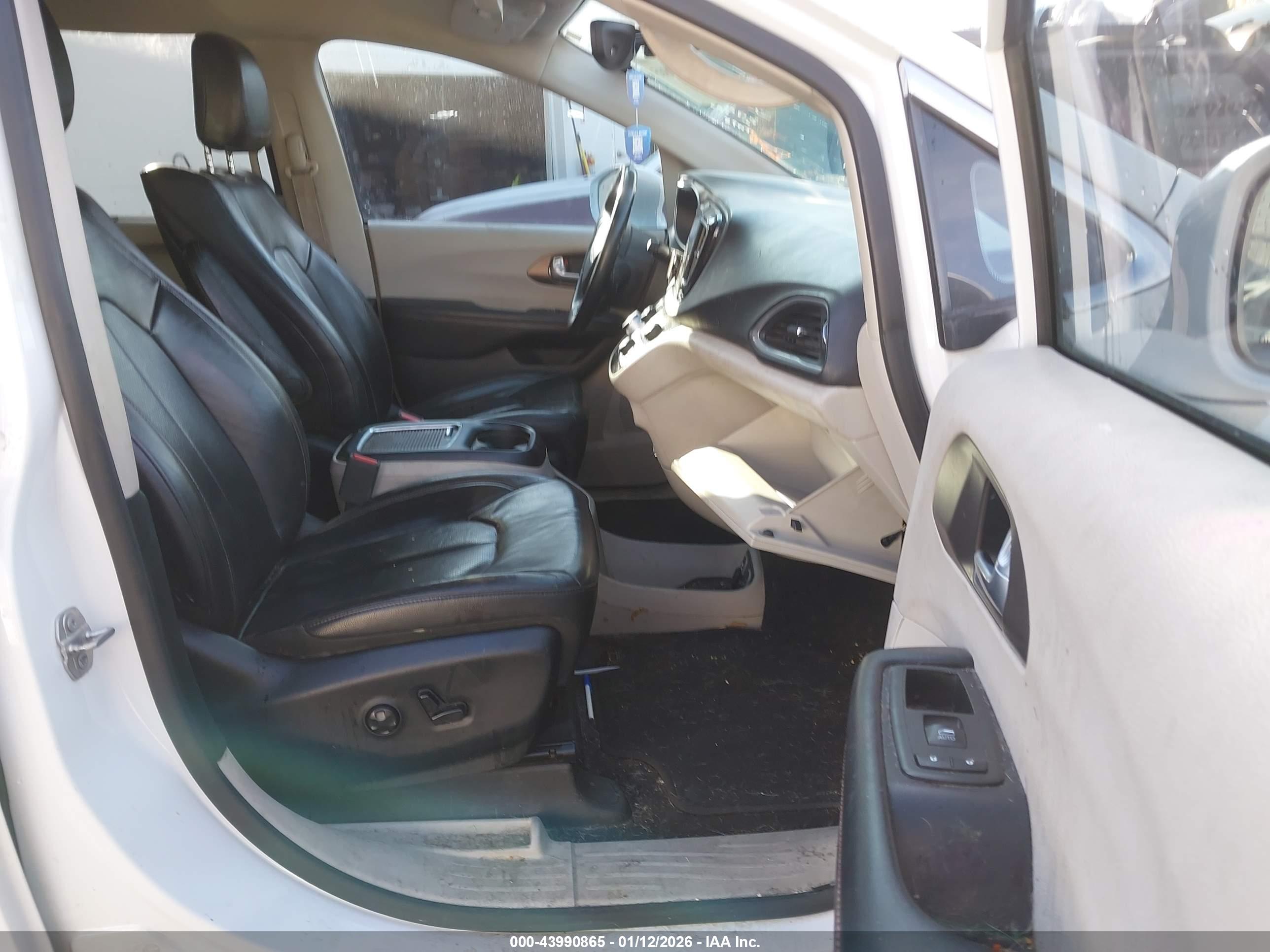 CHRYSLER PACIFICA image 5