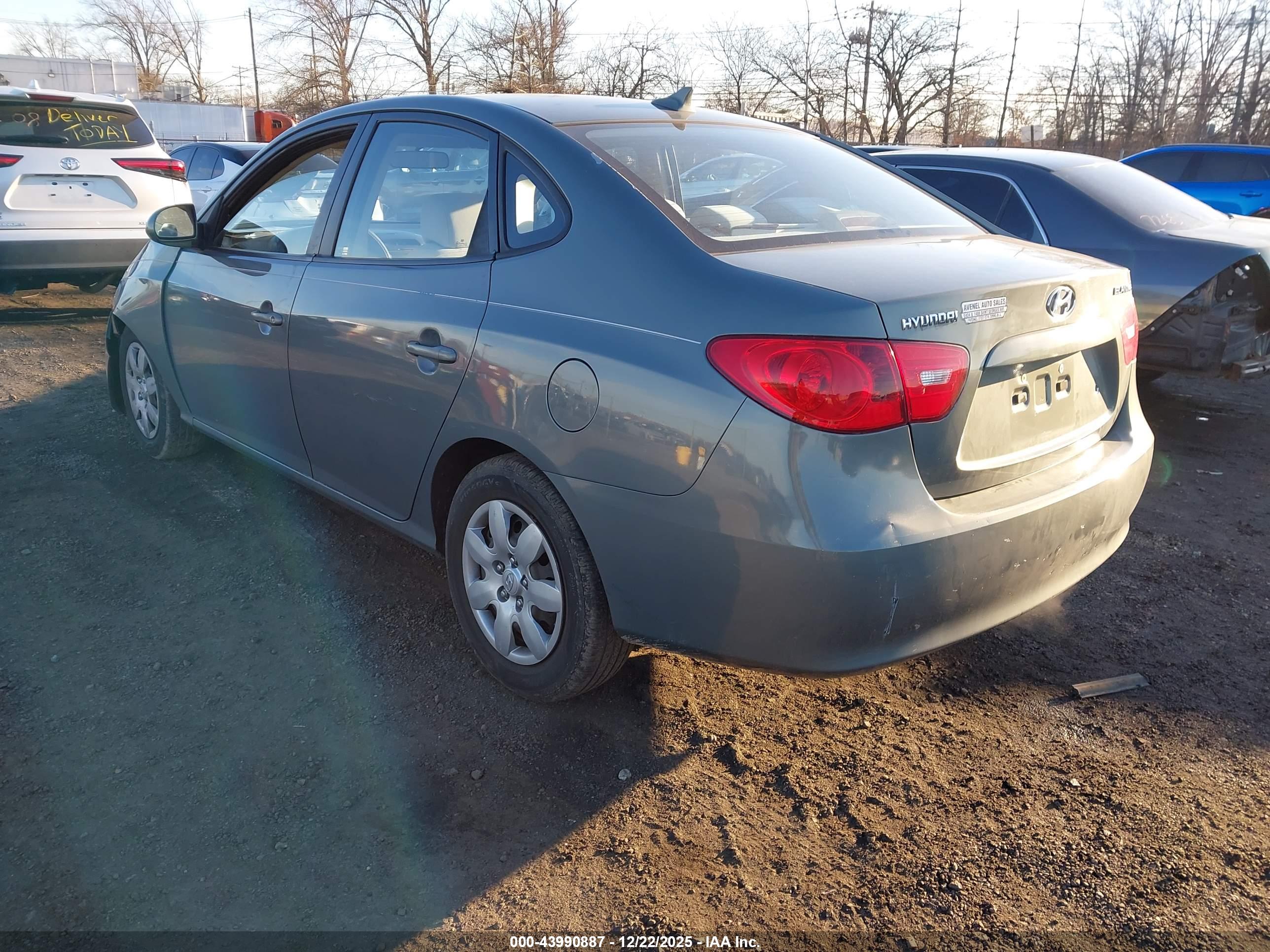 HYUNDAI ELANTRA image 3