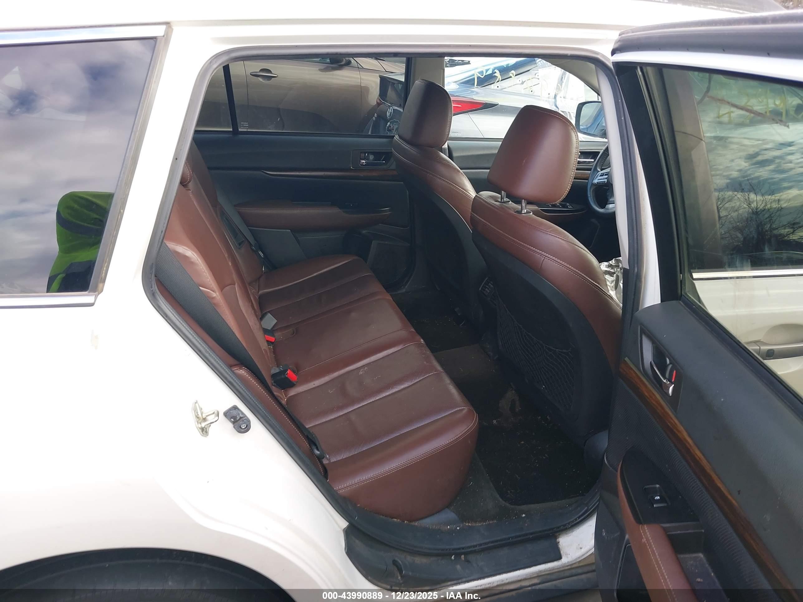 SUBARU OUTBACK image 8