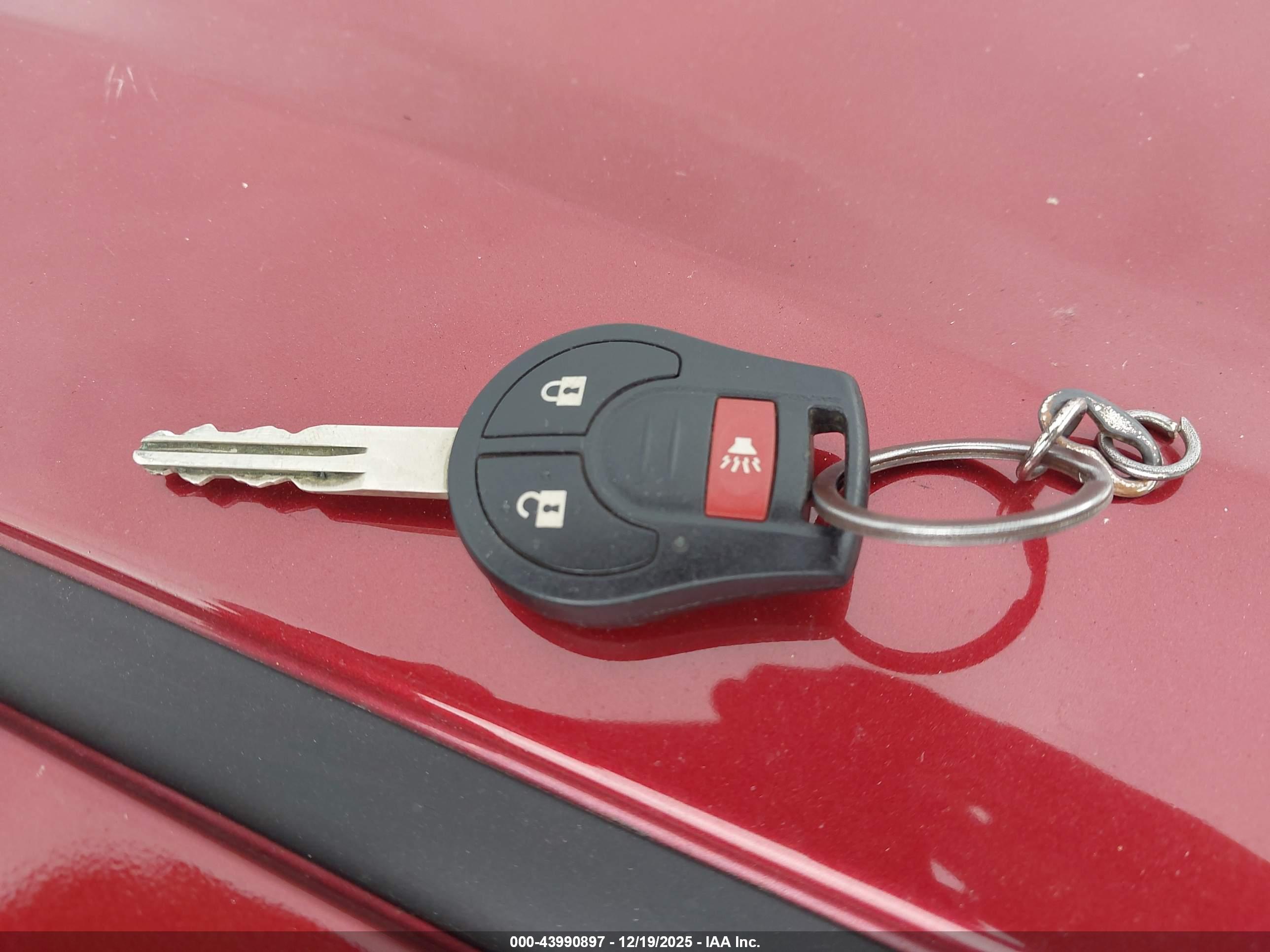 NISSAN VERSA image 11