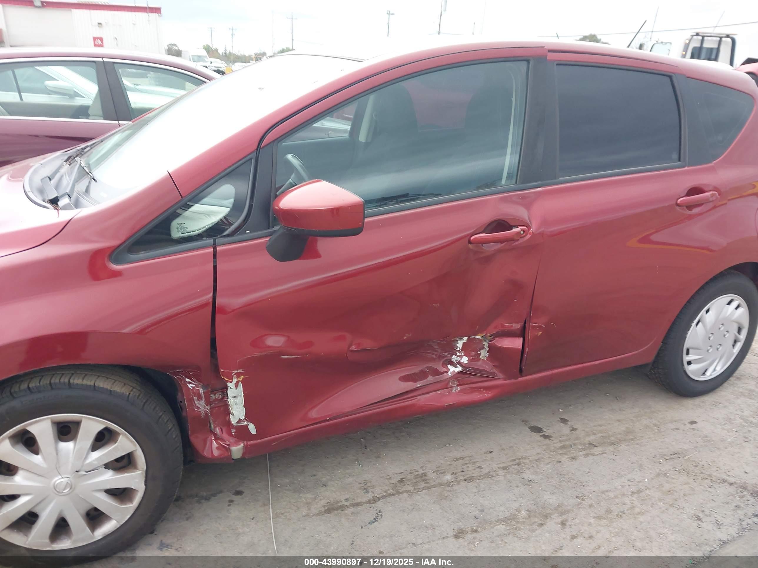 NISSAN VERSA image 6