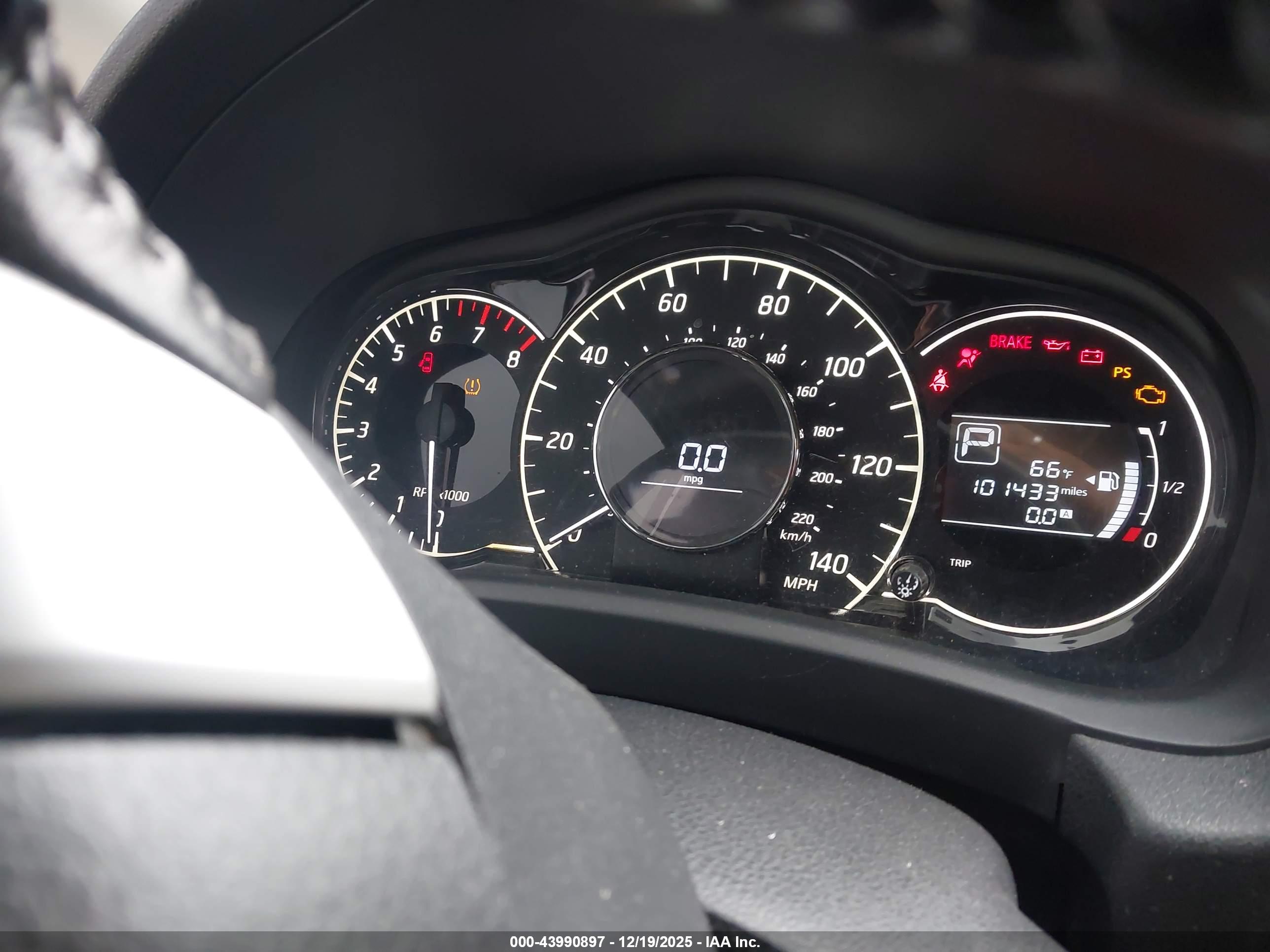 NISSAN VERSA image 7