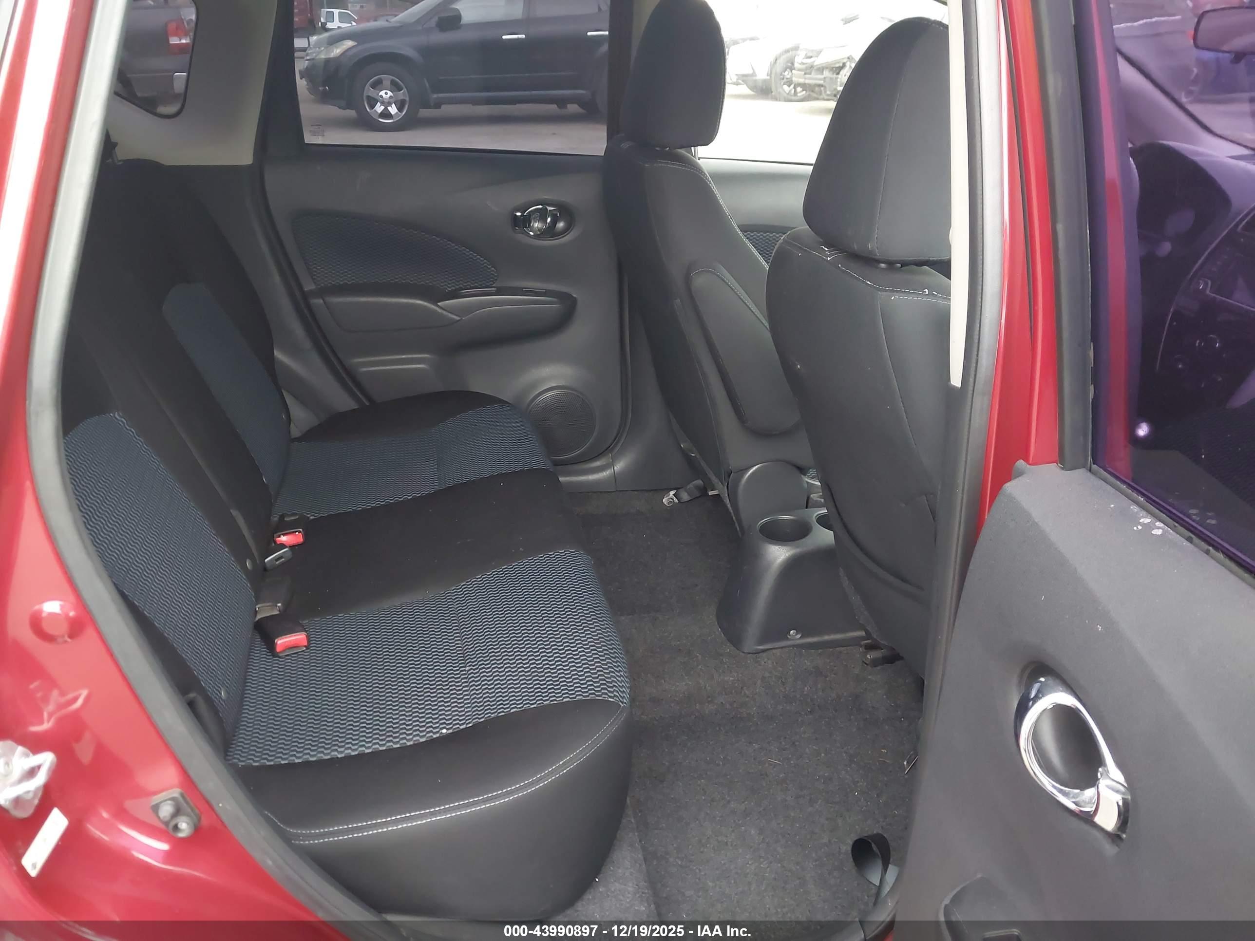 NISSAN VERSA image 8