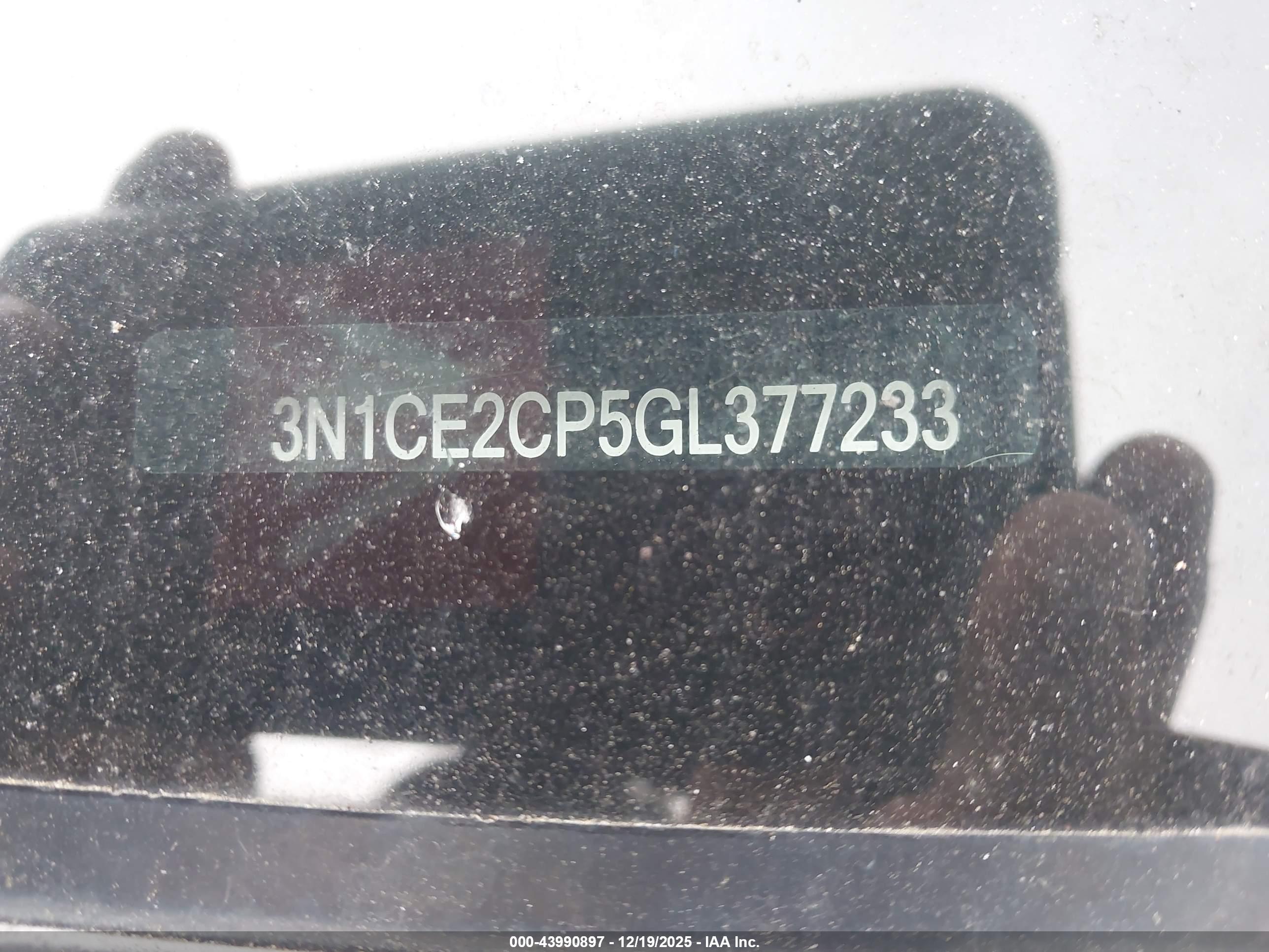 NISSAN VERSA image 9