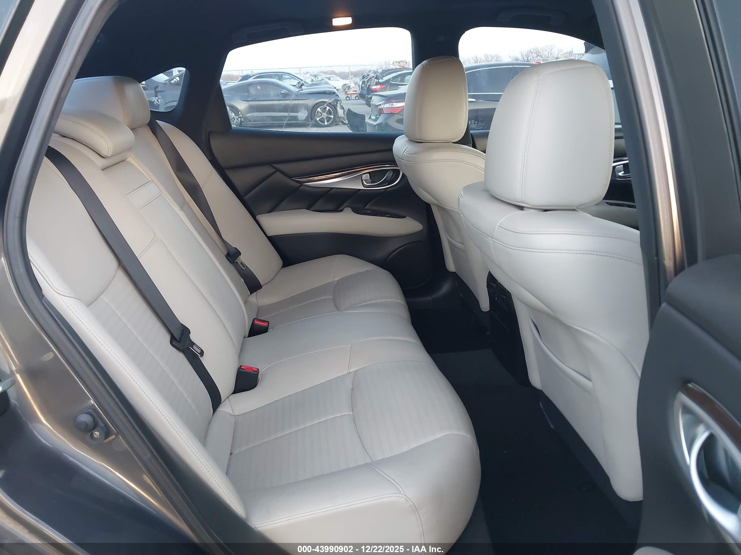 INFINITI M37 image 8