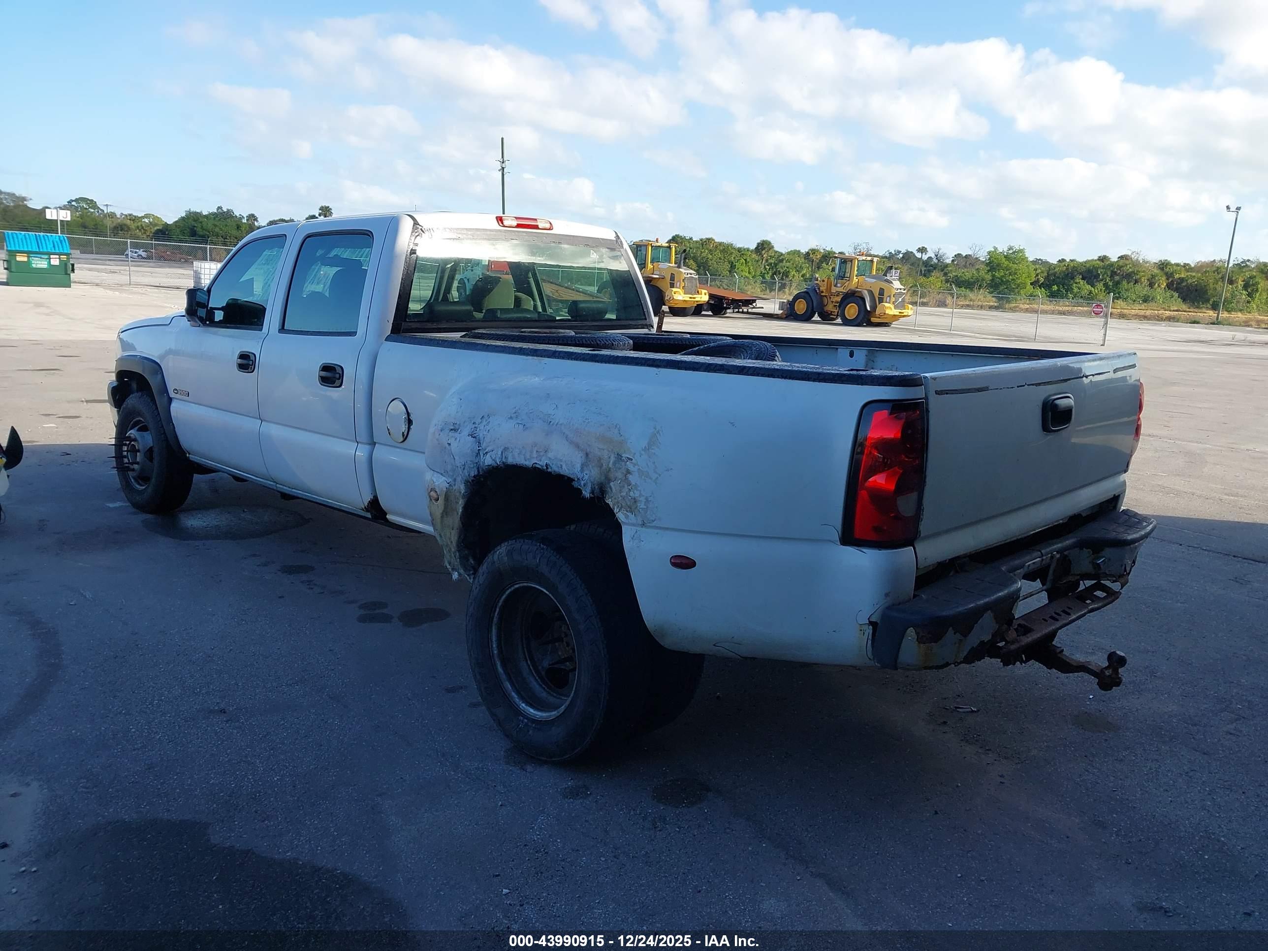 CHEVROLET SILVERADO image 3