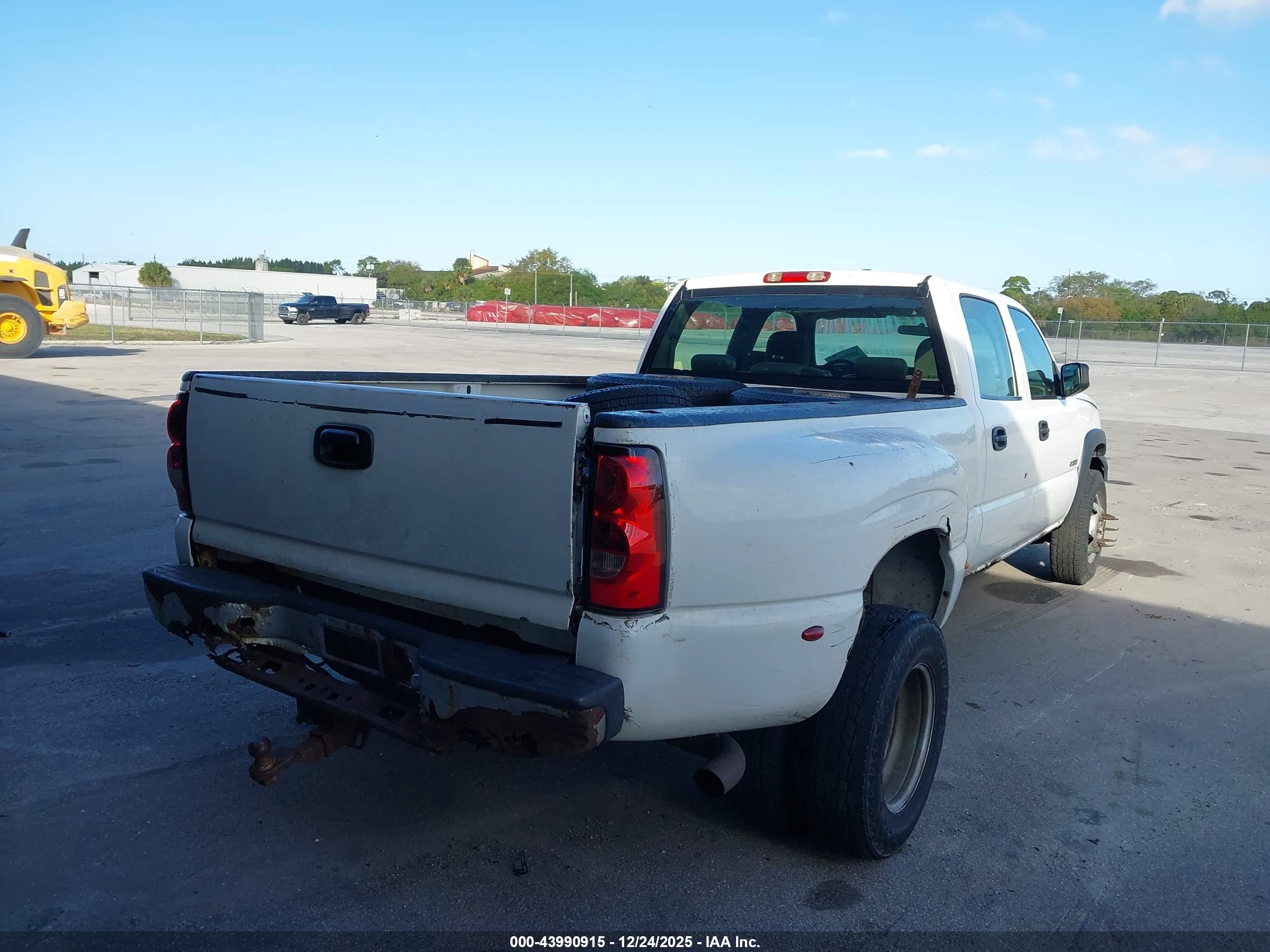 CHEVROLET SILVERADO image 4