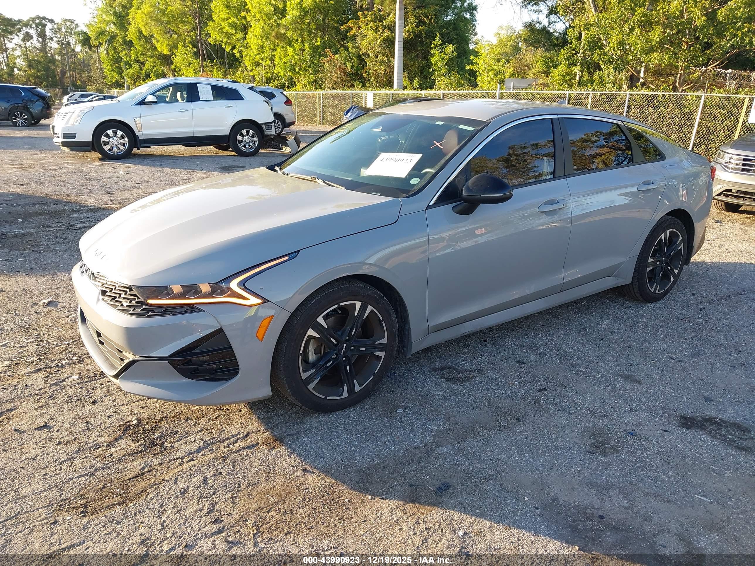 KIA K5 image 2