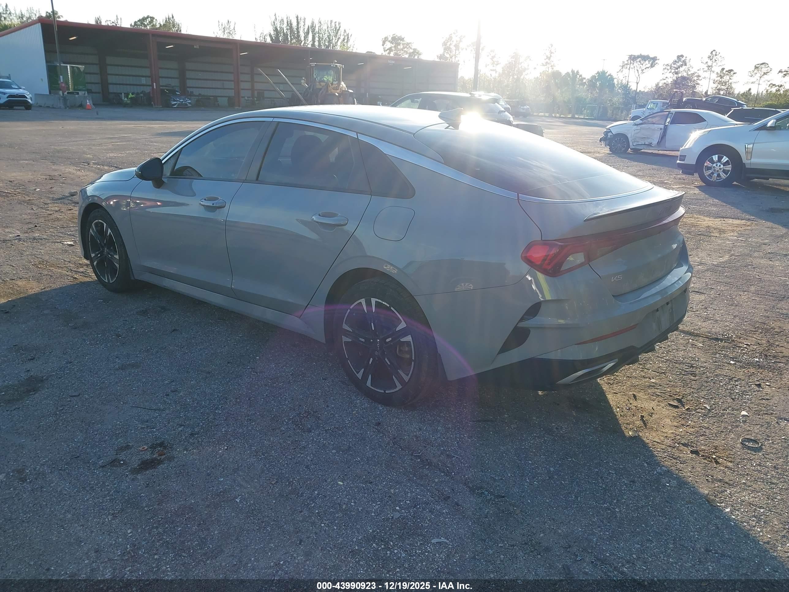 KIA K5 image 3