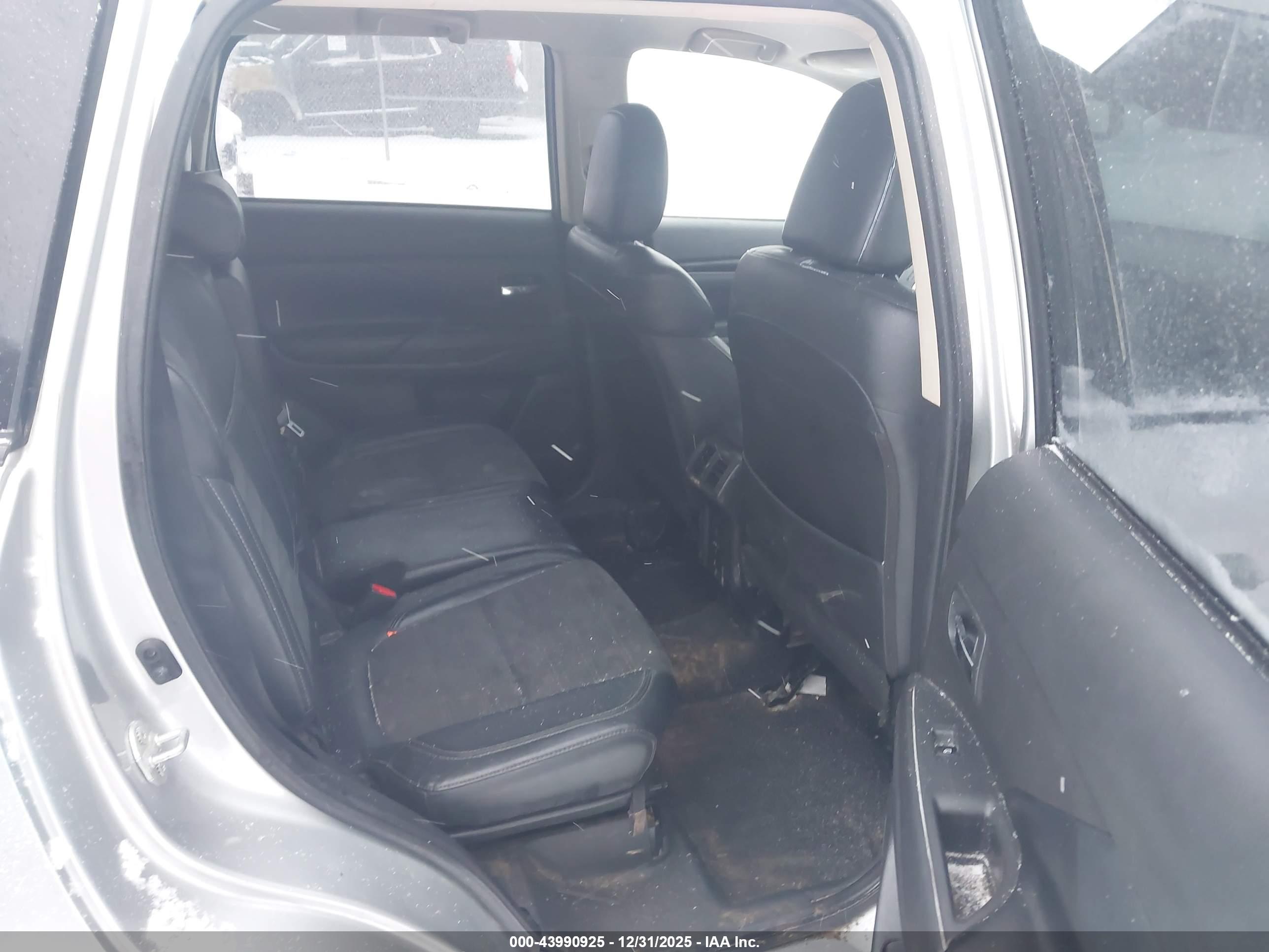 MITSUBISHI OUTLANDER image 8