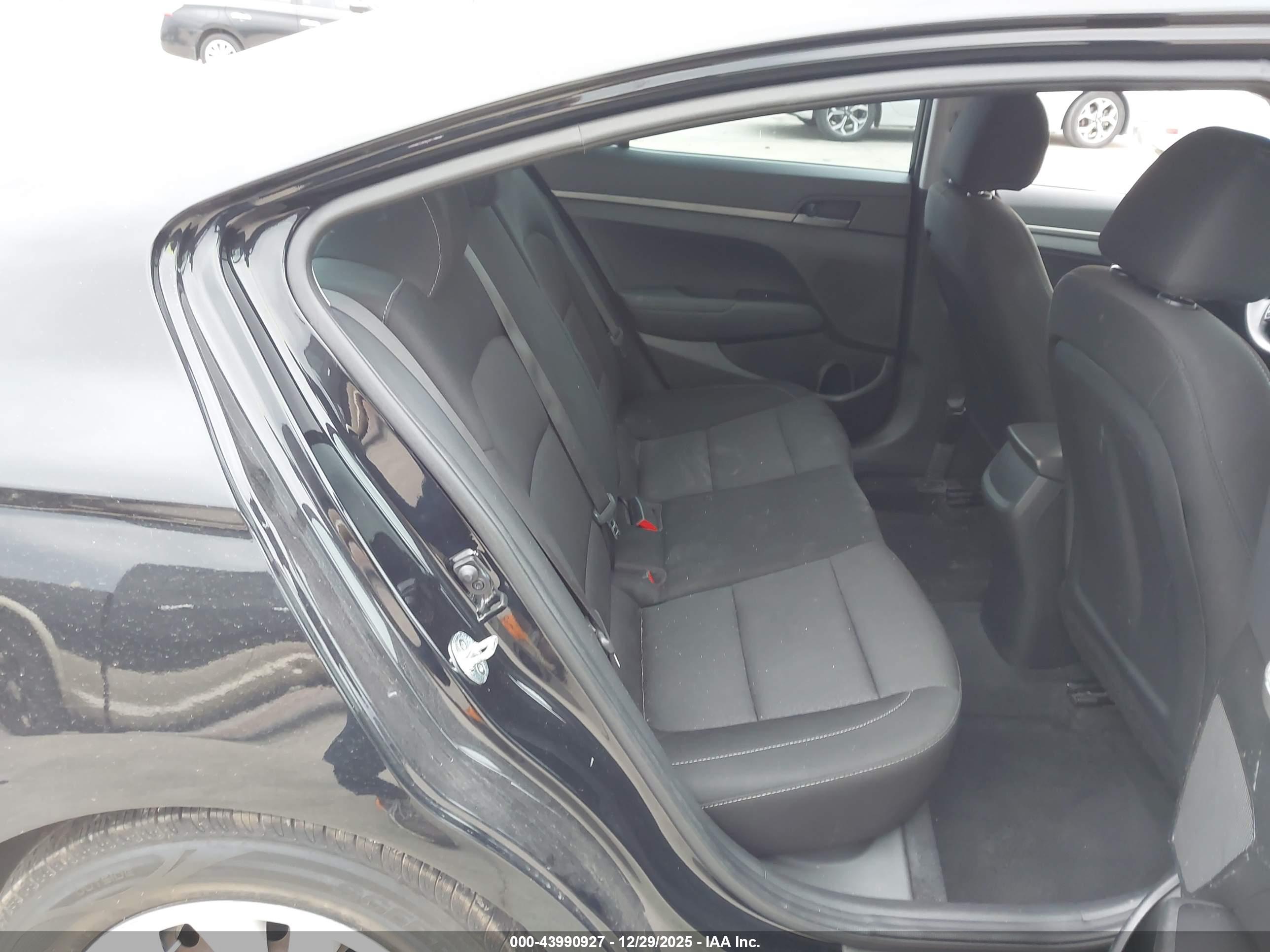 HYUNDAI ELANTRA image 8