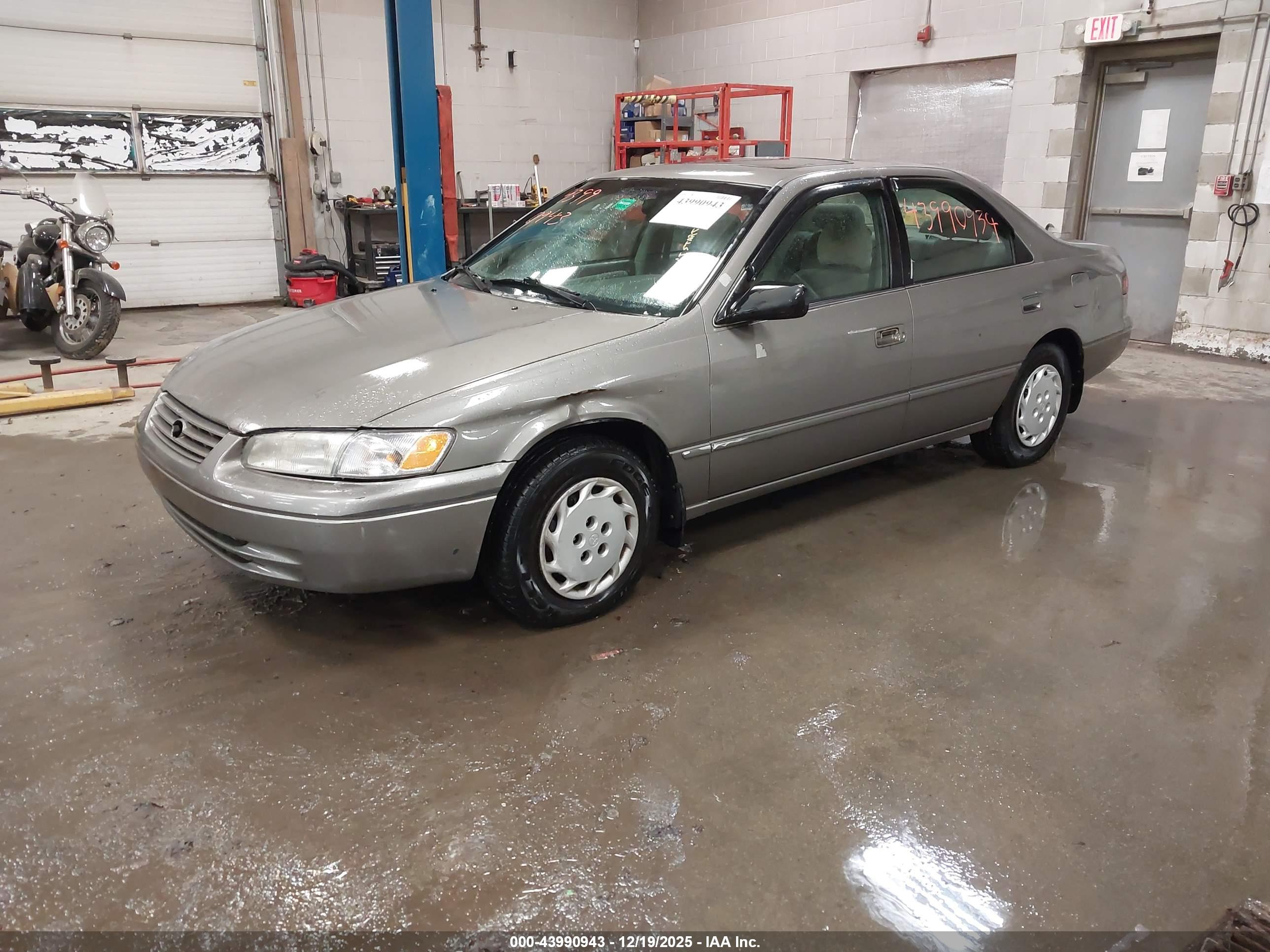 TOYOTA CAMRY image 2