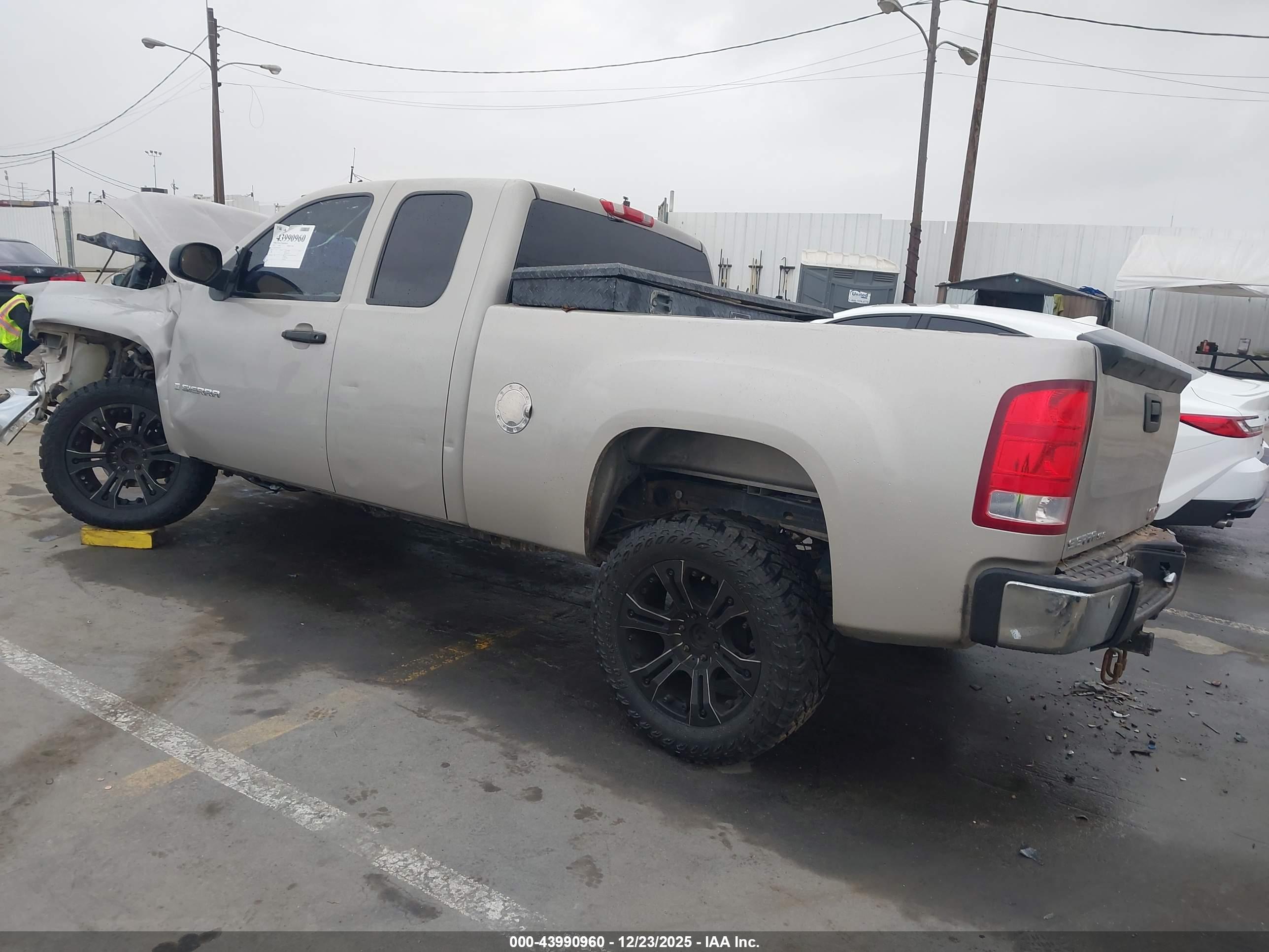 GMC SIERRA image 3